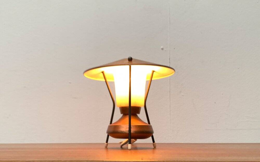 Small tripod table lamp in copper, 1950s.