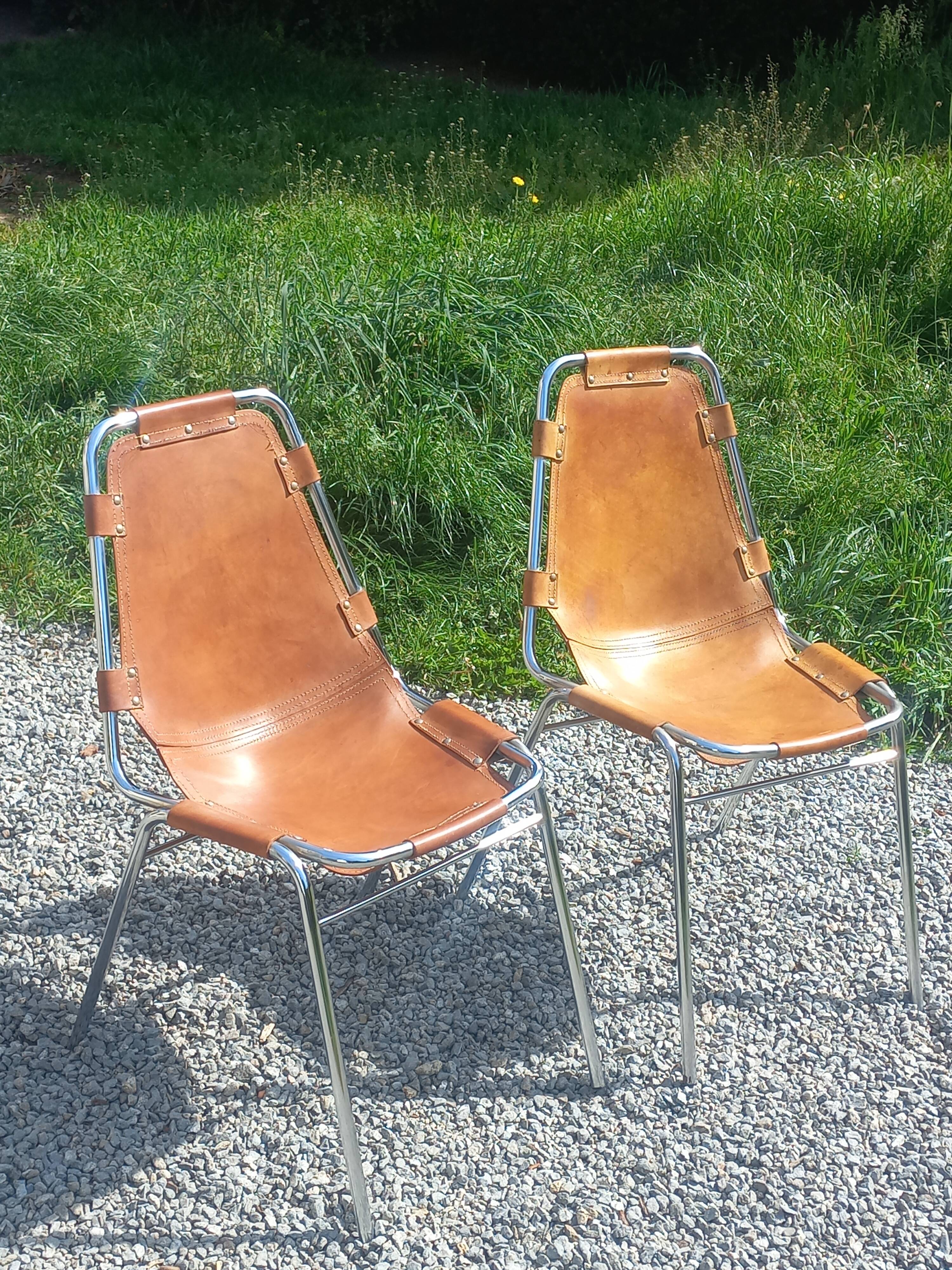 Paire de chaises design de Charlotte Perriand pour les Arcs