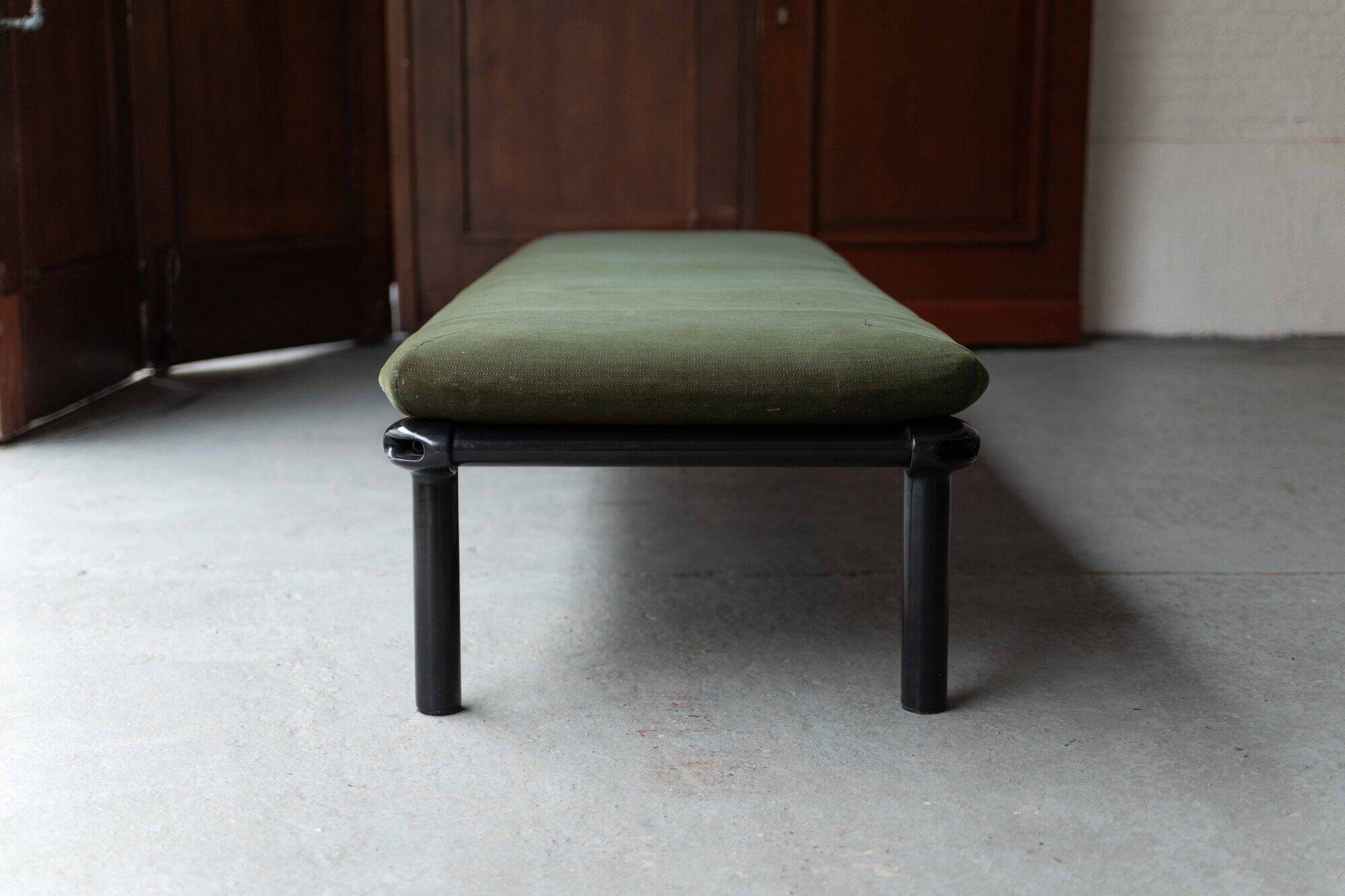 Daybed by Bruce Hannah & Andrew Morrison