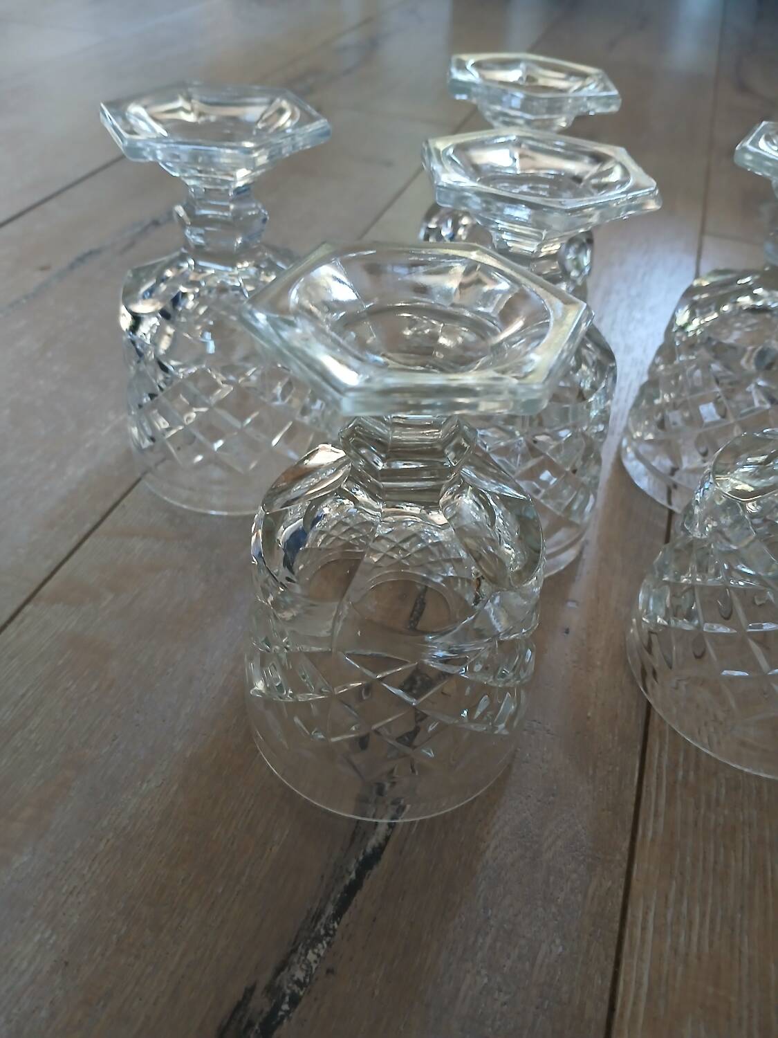 6 verres à pied en verre taillé