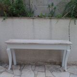 Console au piètement patiné gris coton, plateau en noyer blanchi.