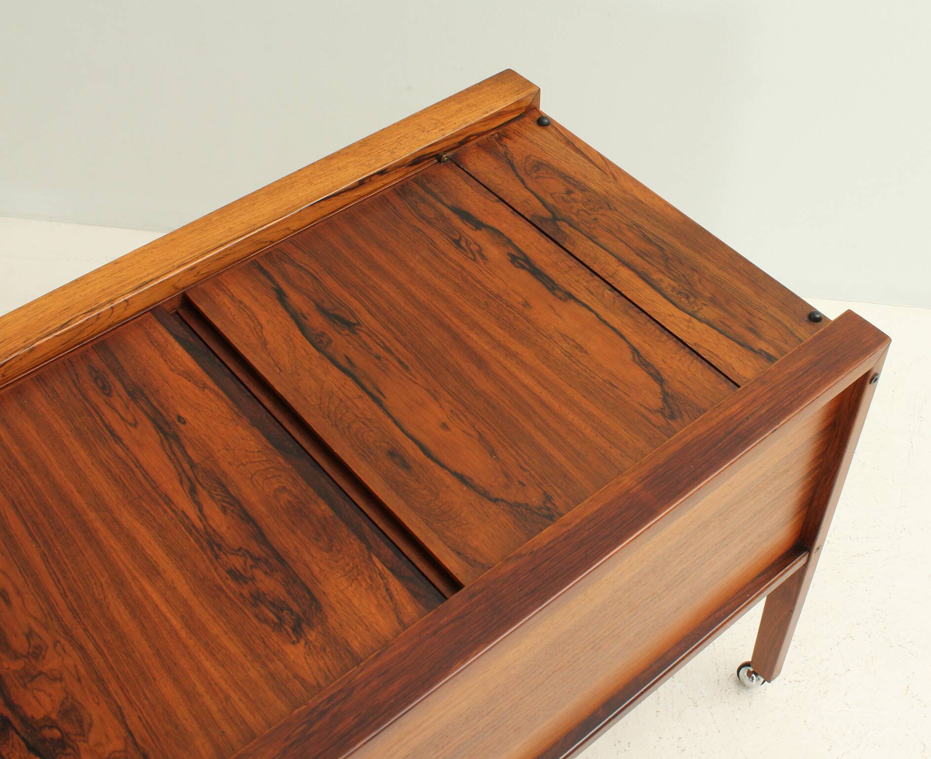 Rolling bar cabinet in rosewood by Dyrlund, Denmark, 1960s.