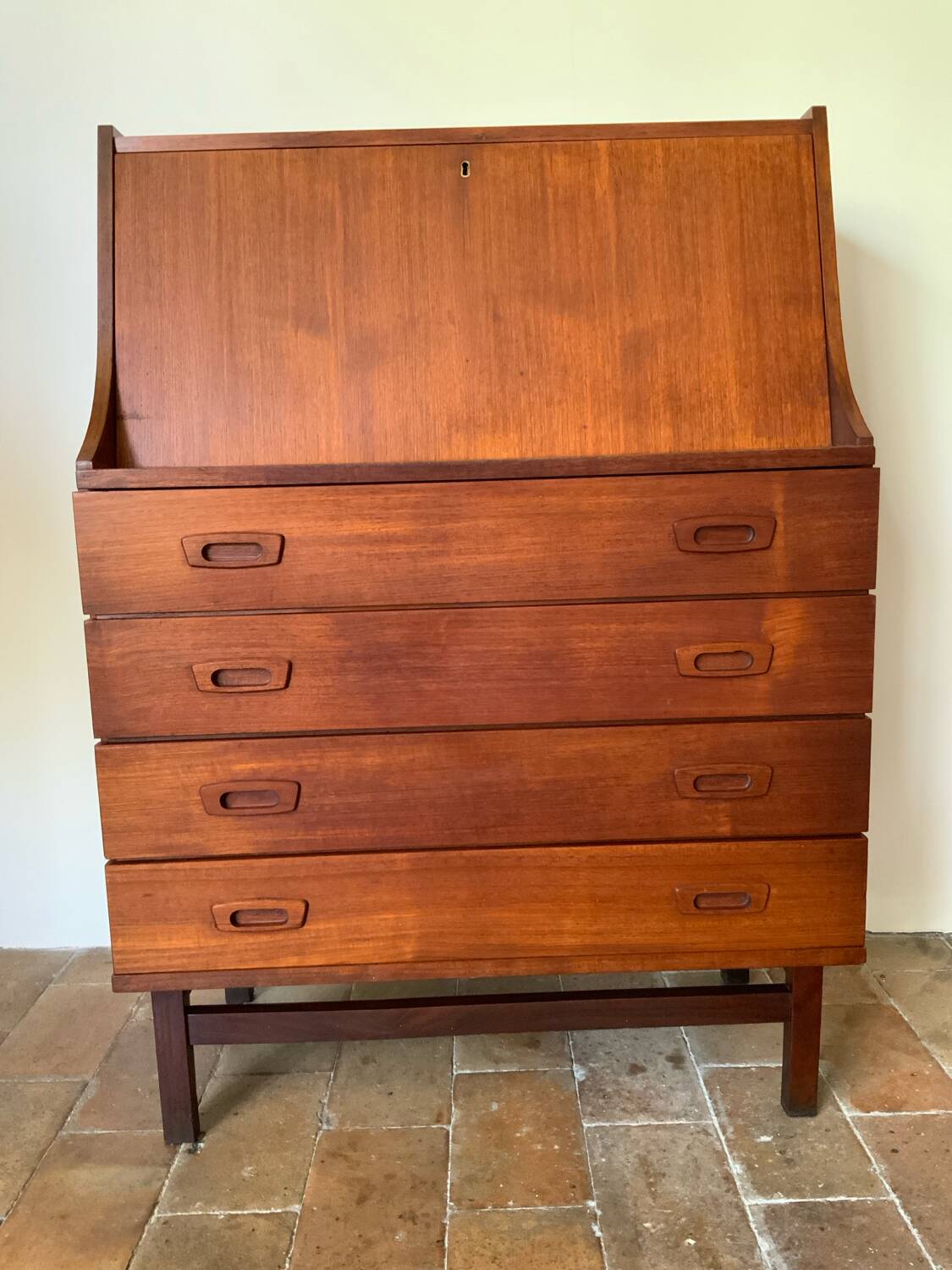 Scandinavian secretary