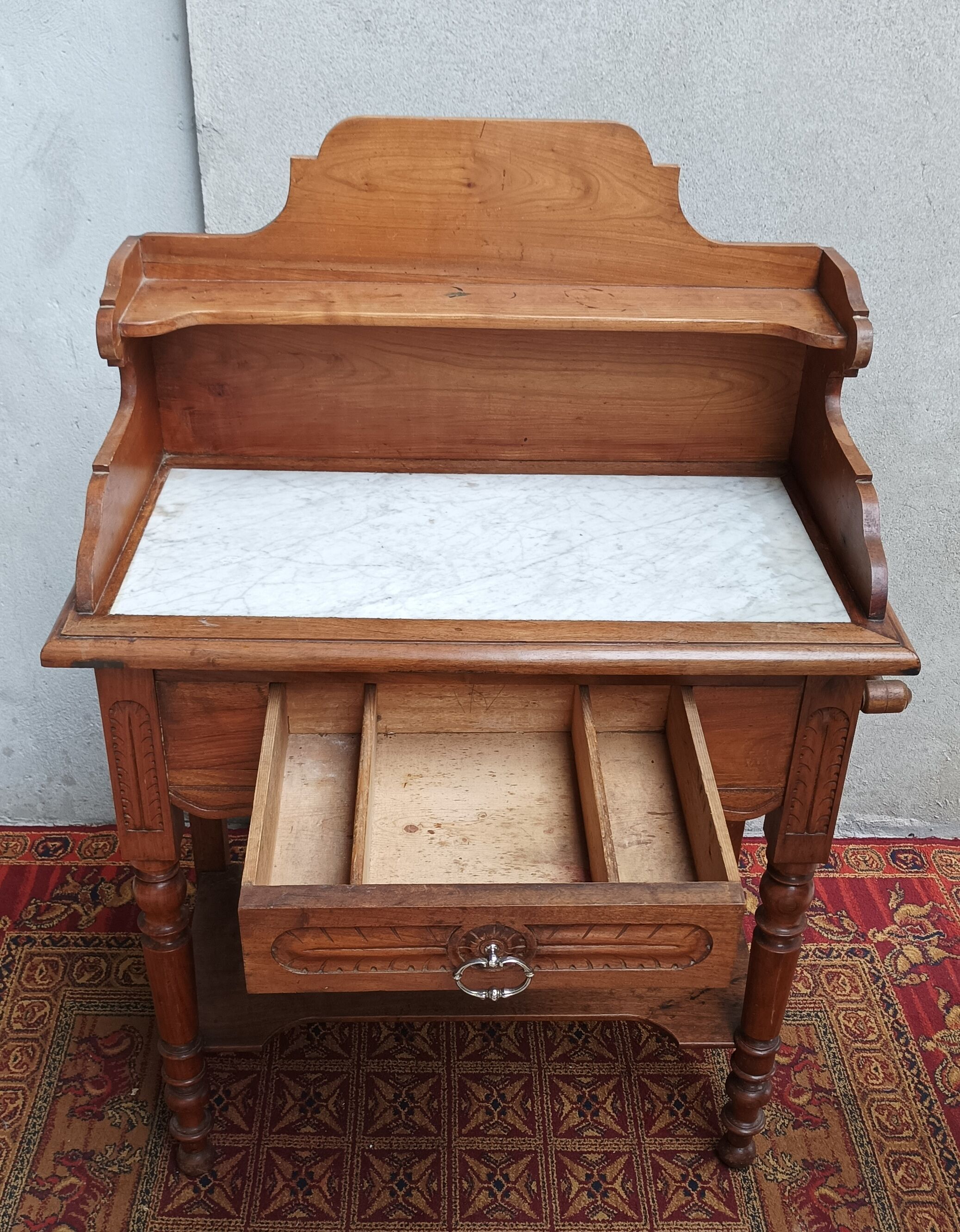 Meuble de toilette en noyer et merisier