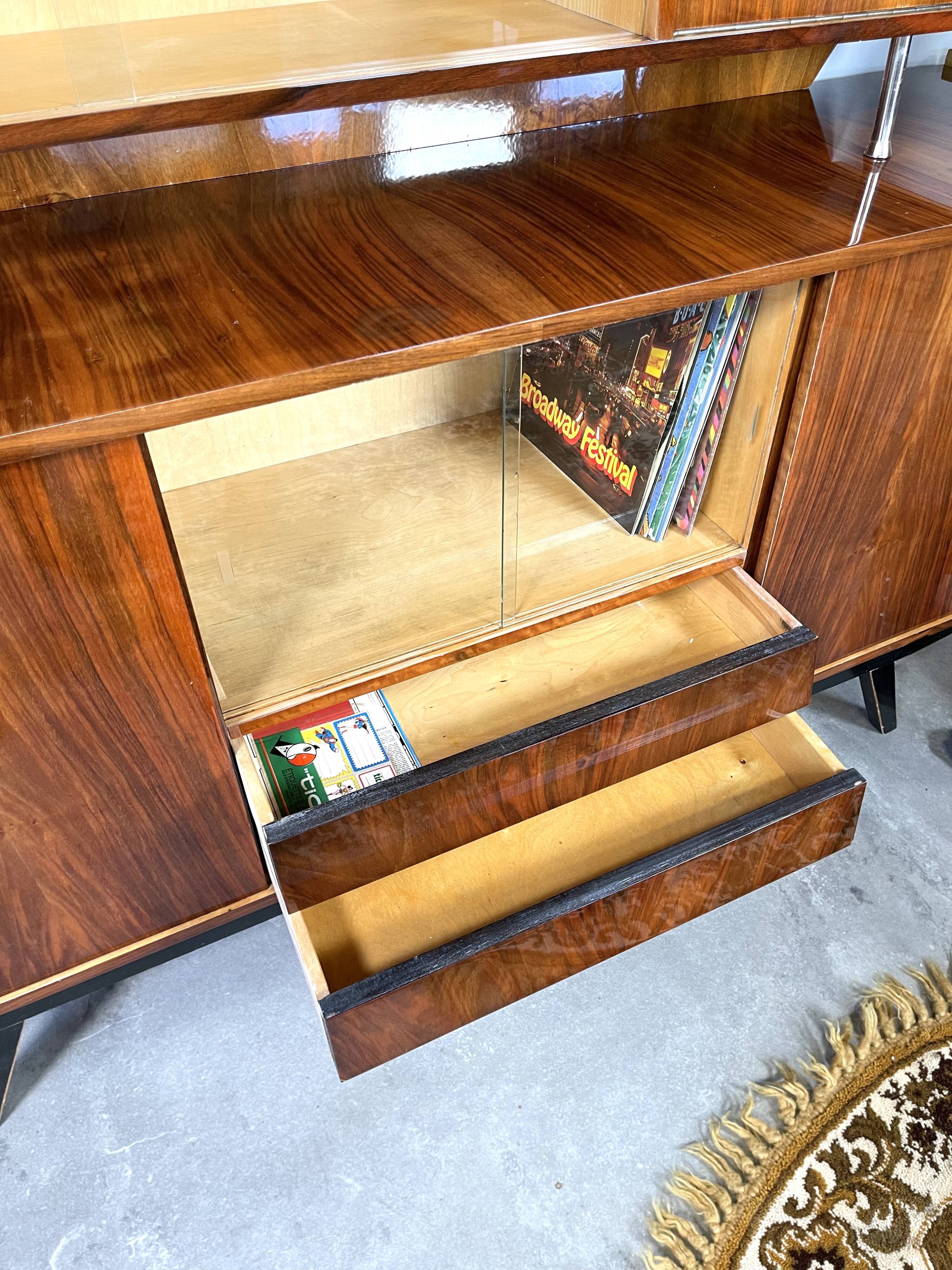 buffet vintage avec un élément supplémentaire