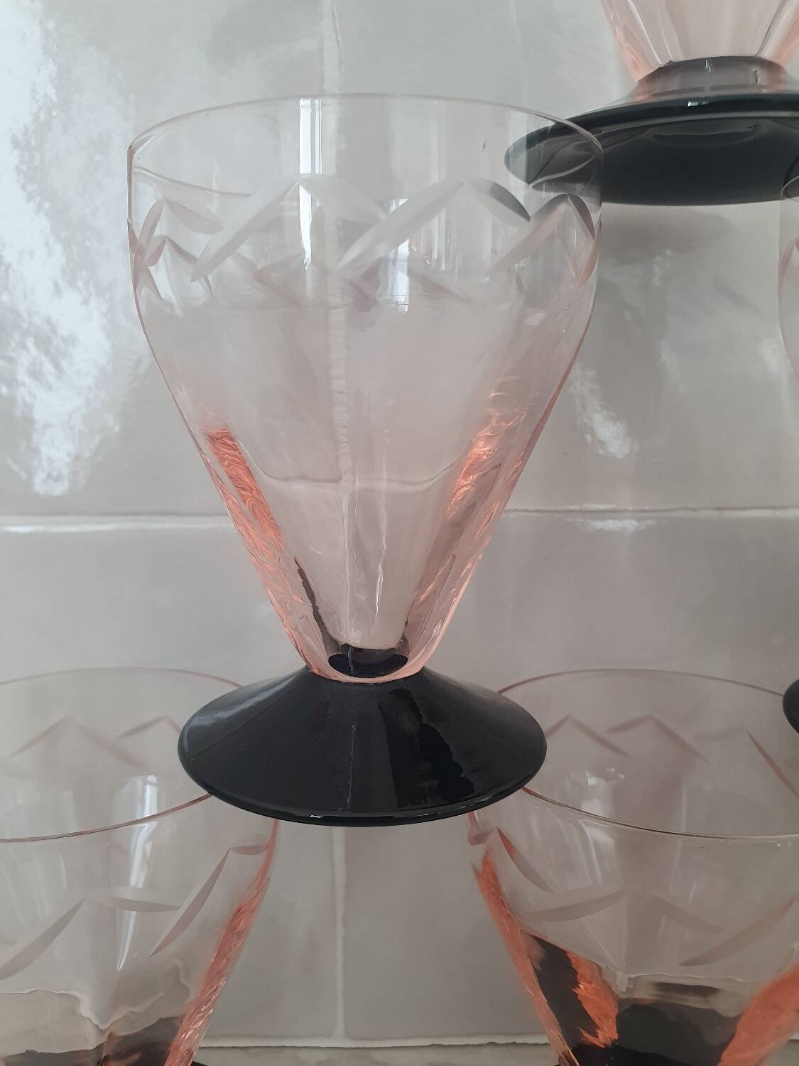 Verre Art déco gravé rose et noir