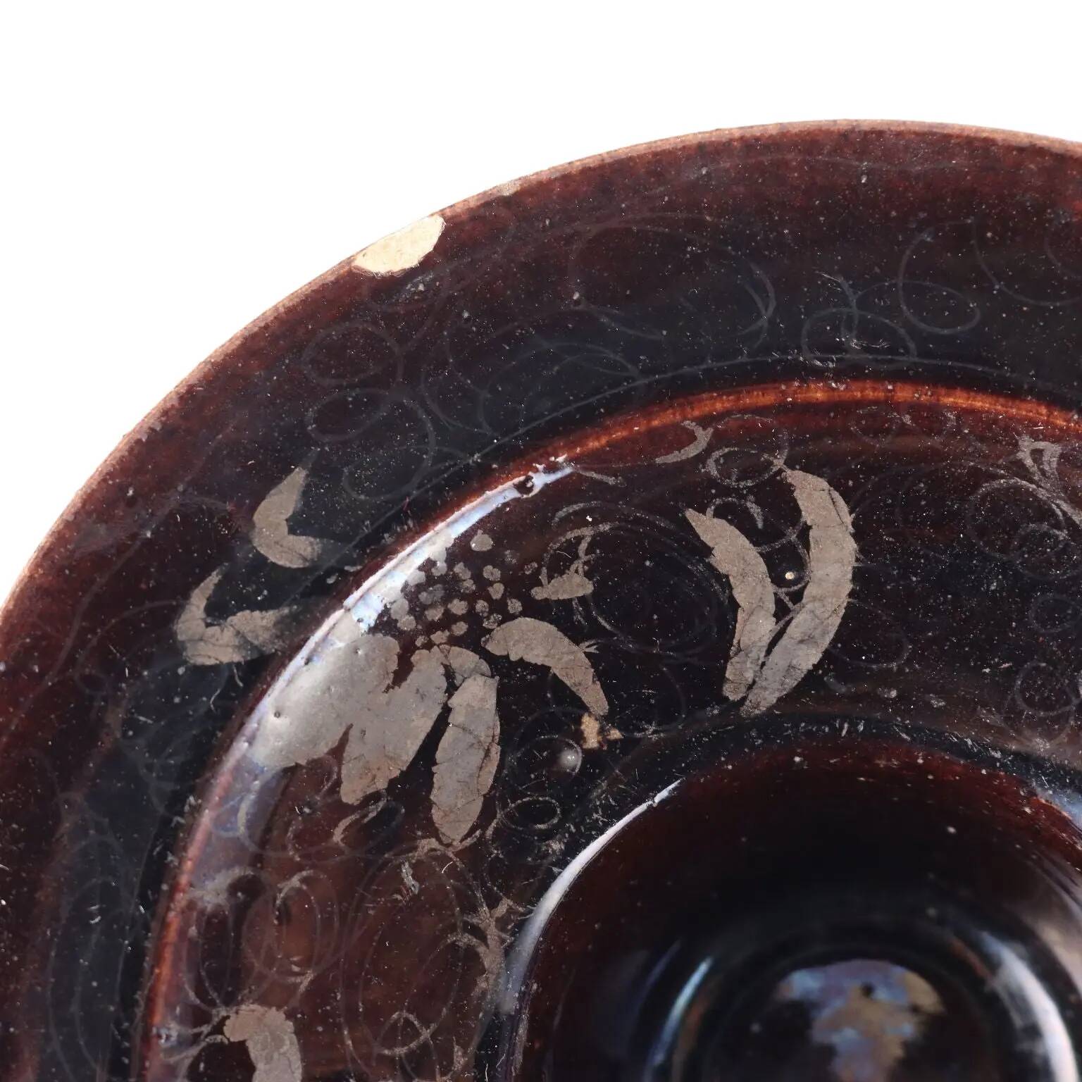 Coupe ancienne en terre cuite avec décorations argentées, XVI-XVII siècle