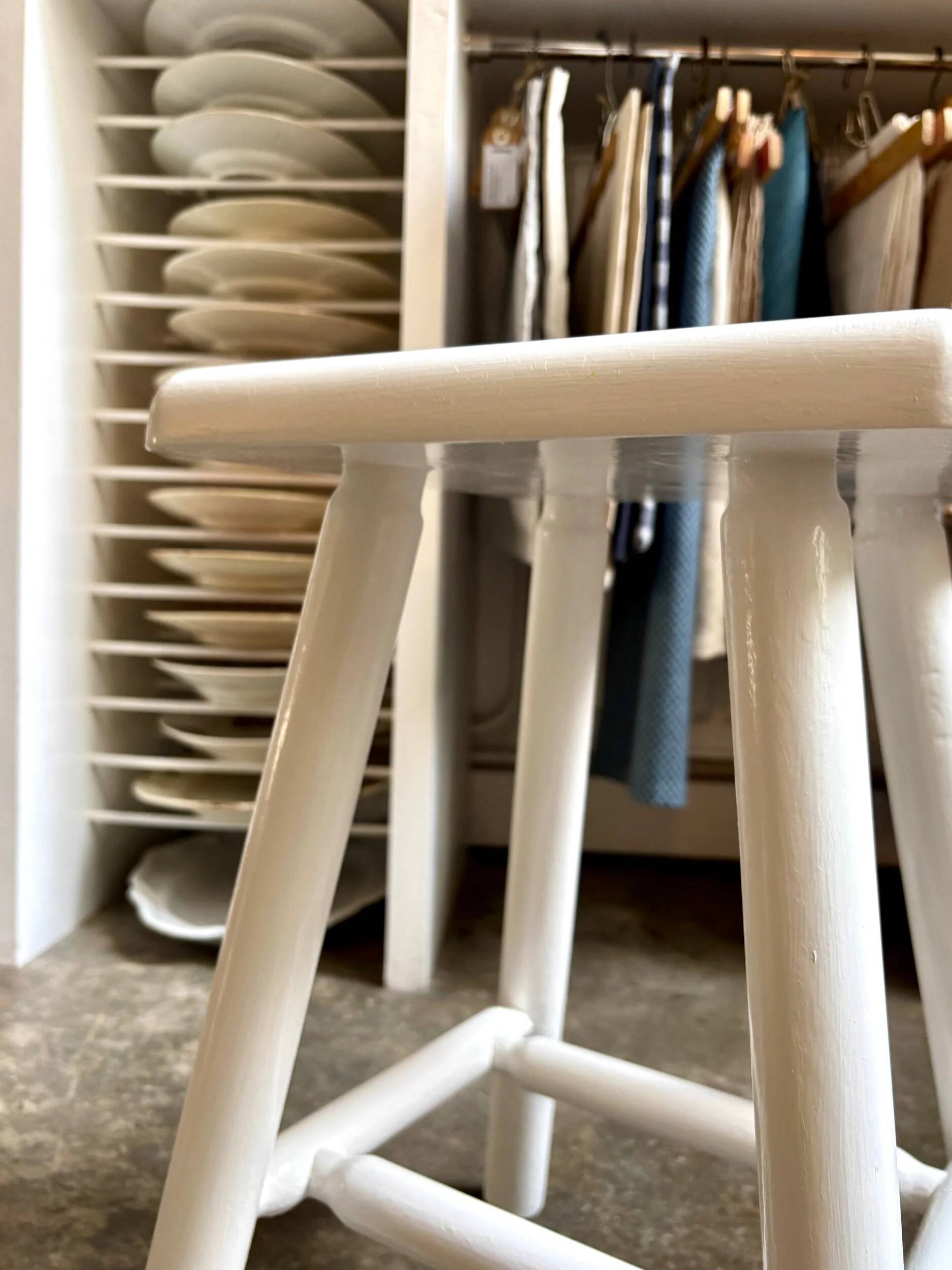 Tabouret en bois blanc