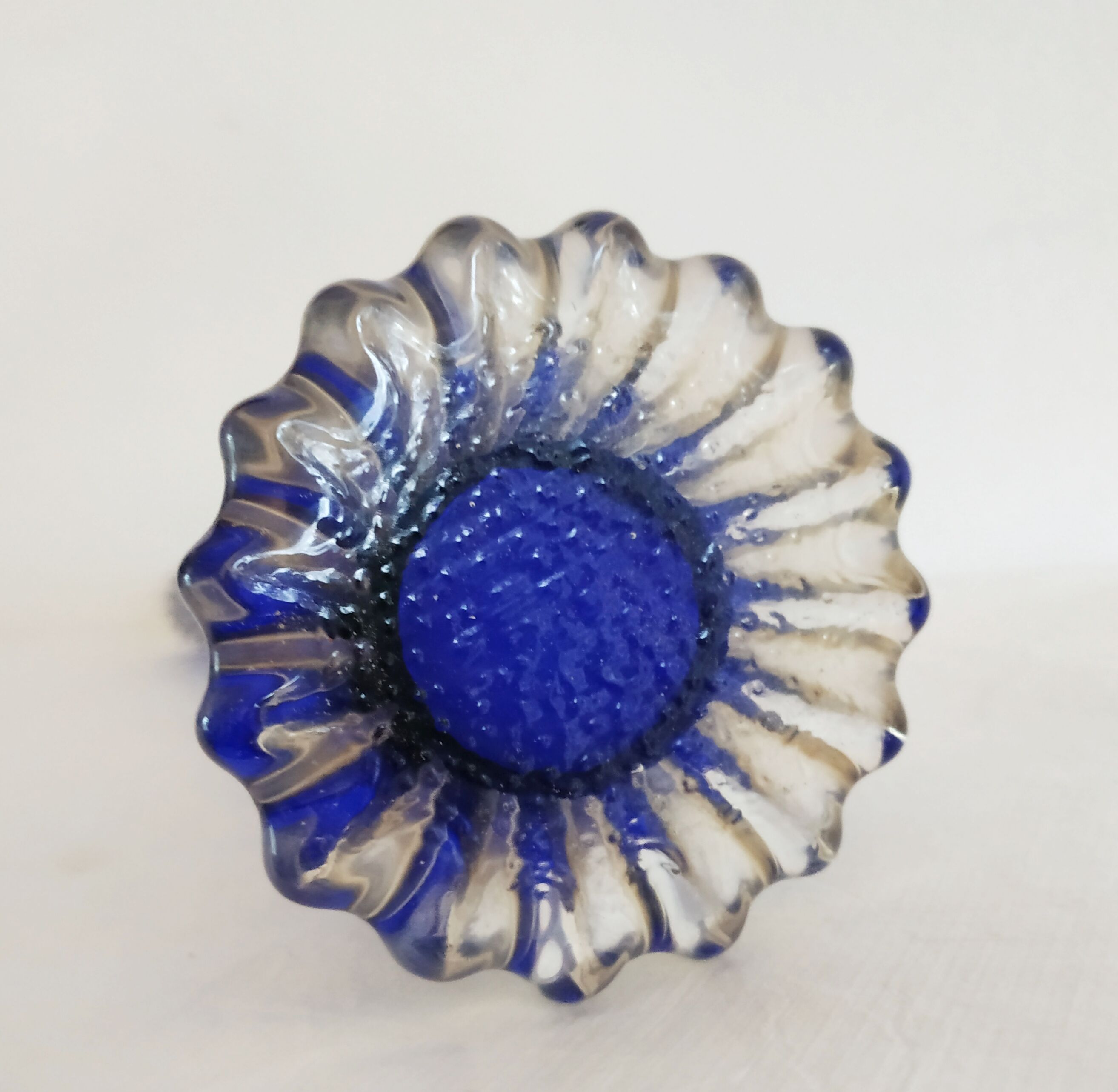 Soliflore in twisted blue glass