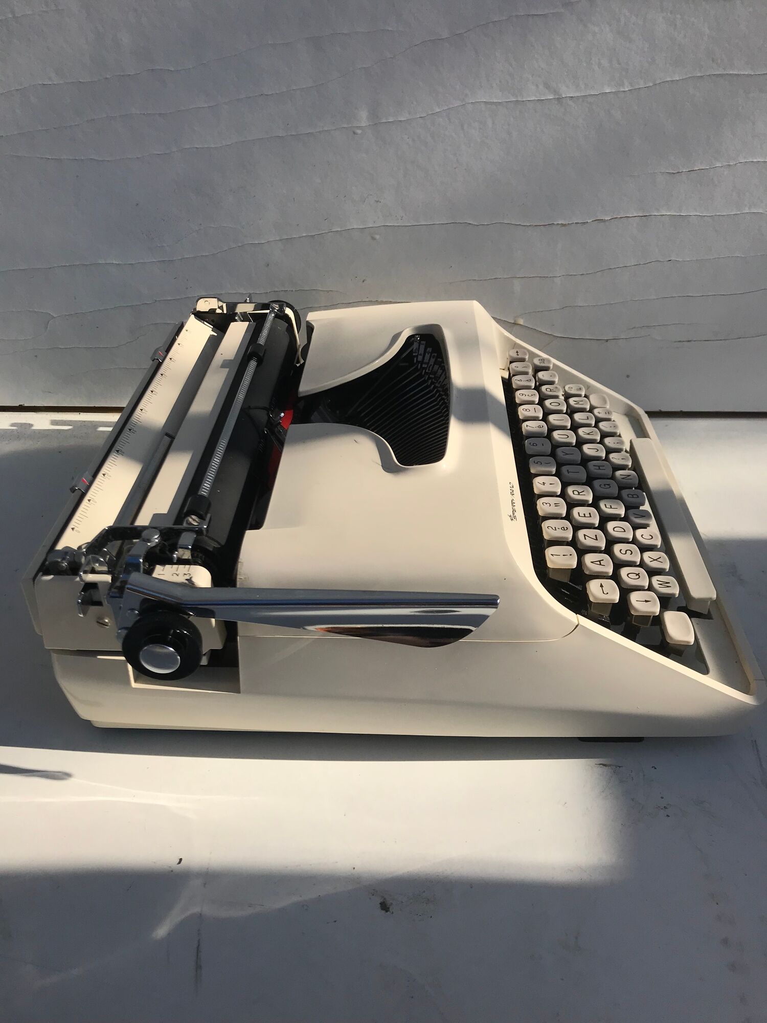Machine à écrire Remington de luxe bakélite blanc + malle grise vintage