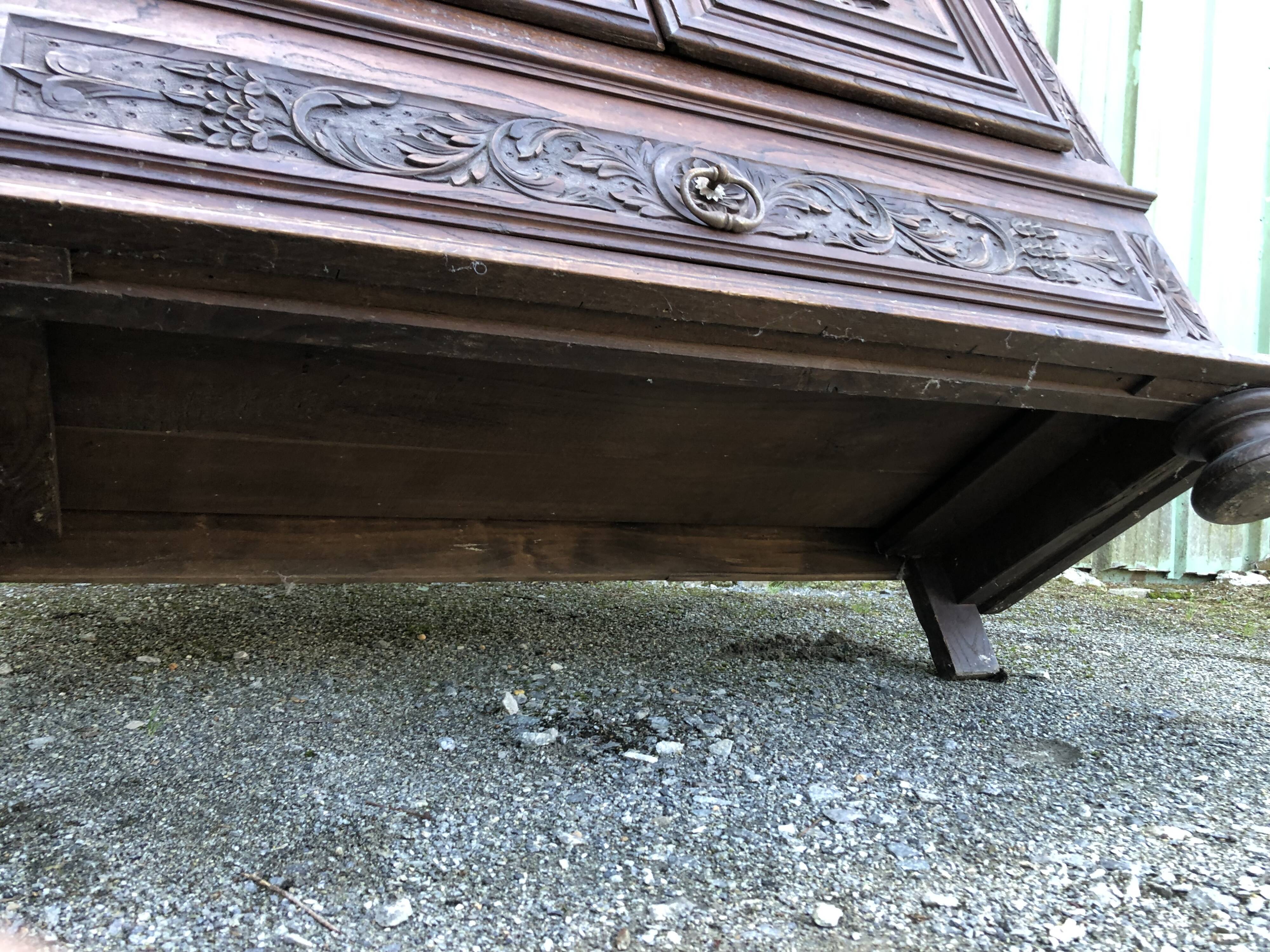Breton cabinet with carved characters of the early 20th century with 2 doors and 1 oak drawer.
