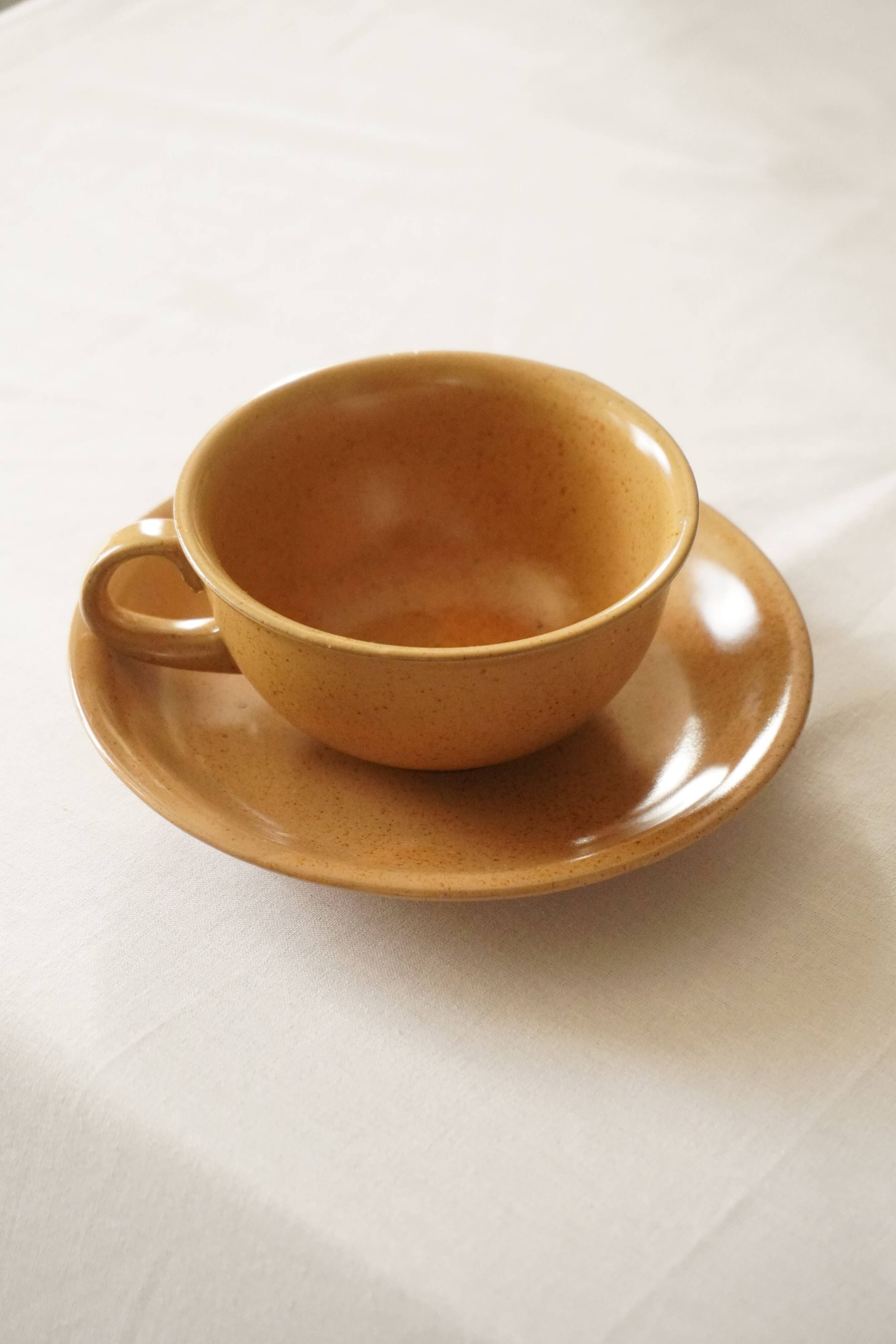 Lot de 2 tasses à thé et soucoupes en grès marron clair