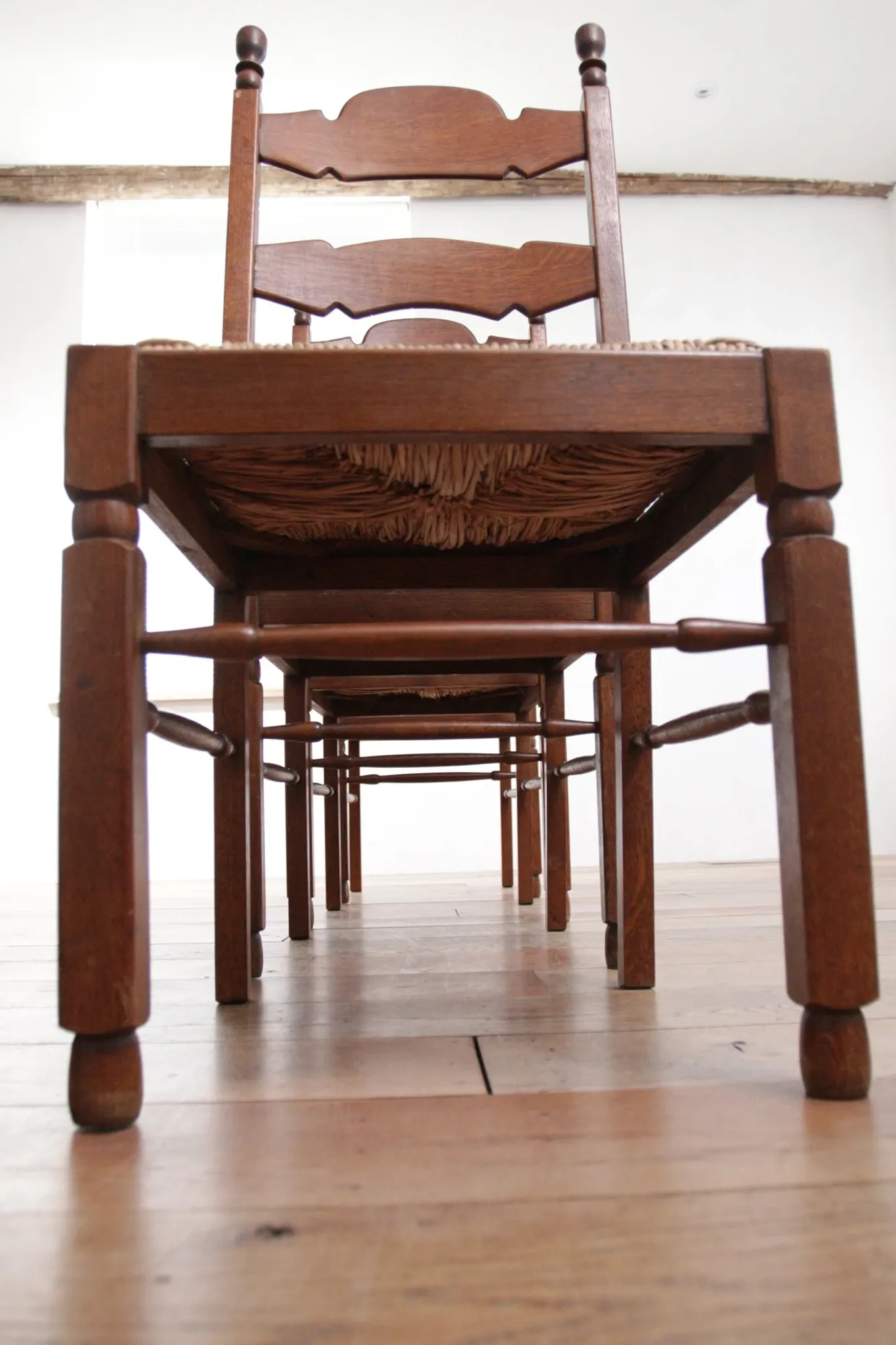 Ensemble de 4 chaises de salle à manger en chêne avec dossier échelle et sièges en paille.