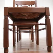 Ensemble de 4 chaises de salle à manger en chêne avec dossier échelle et sièges en paille.