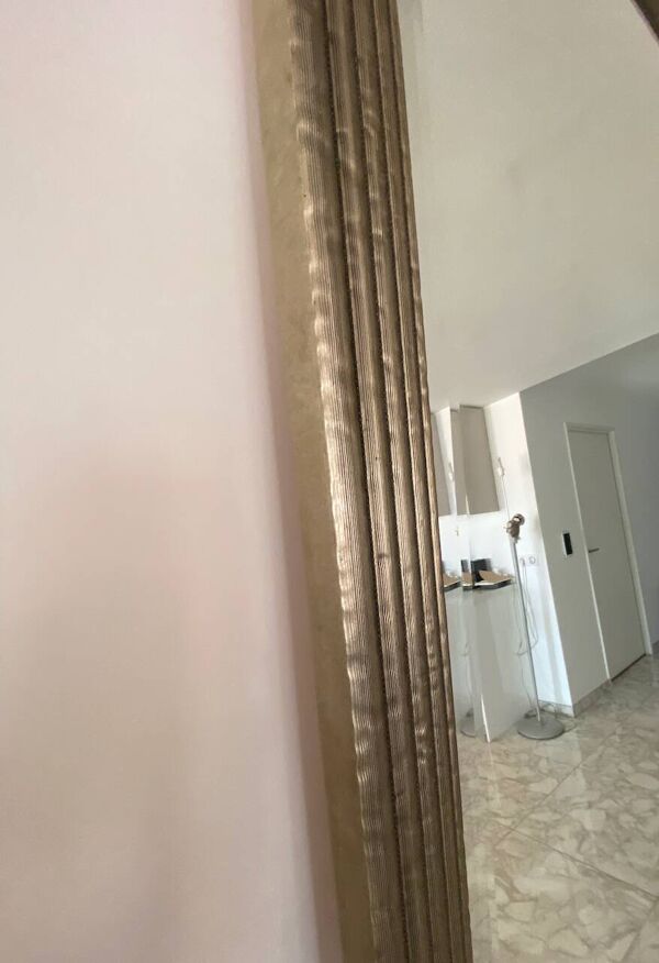Miroir mural en métal texturé embossé et miroir biseauté