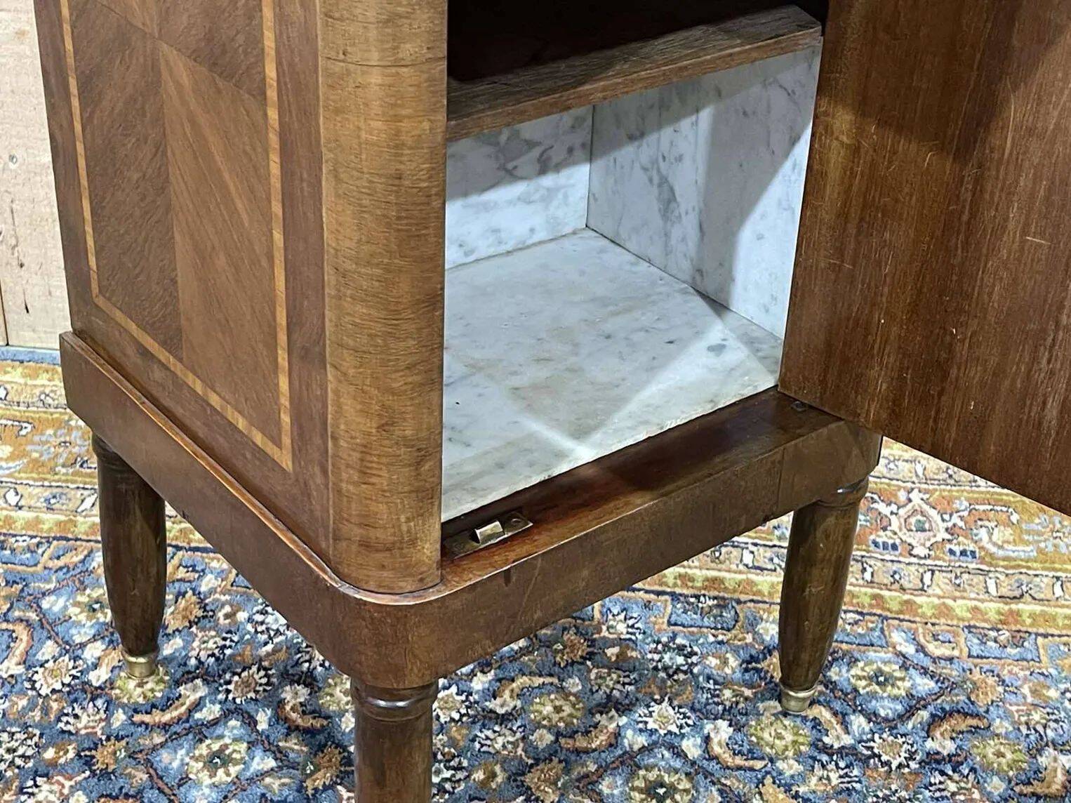 Table de nuit en marqueterie et marbre blanc du début XXème