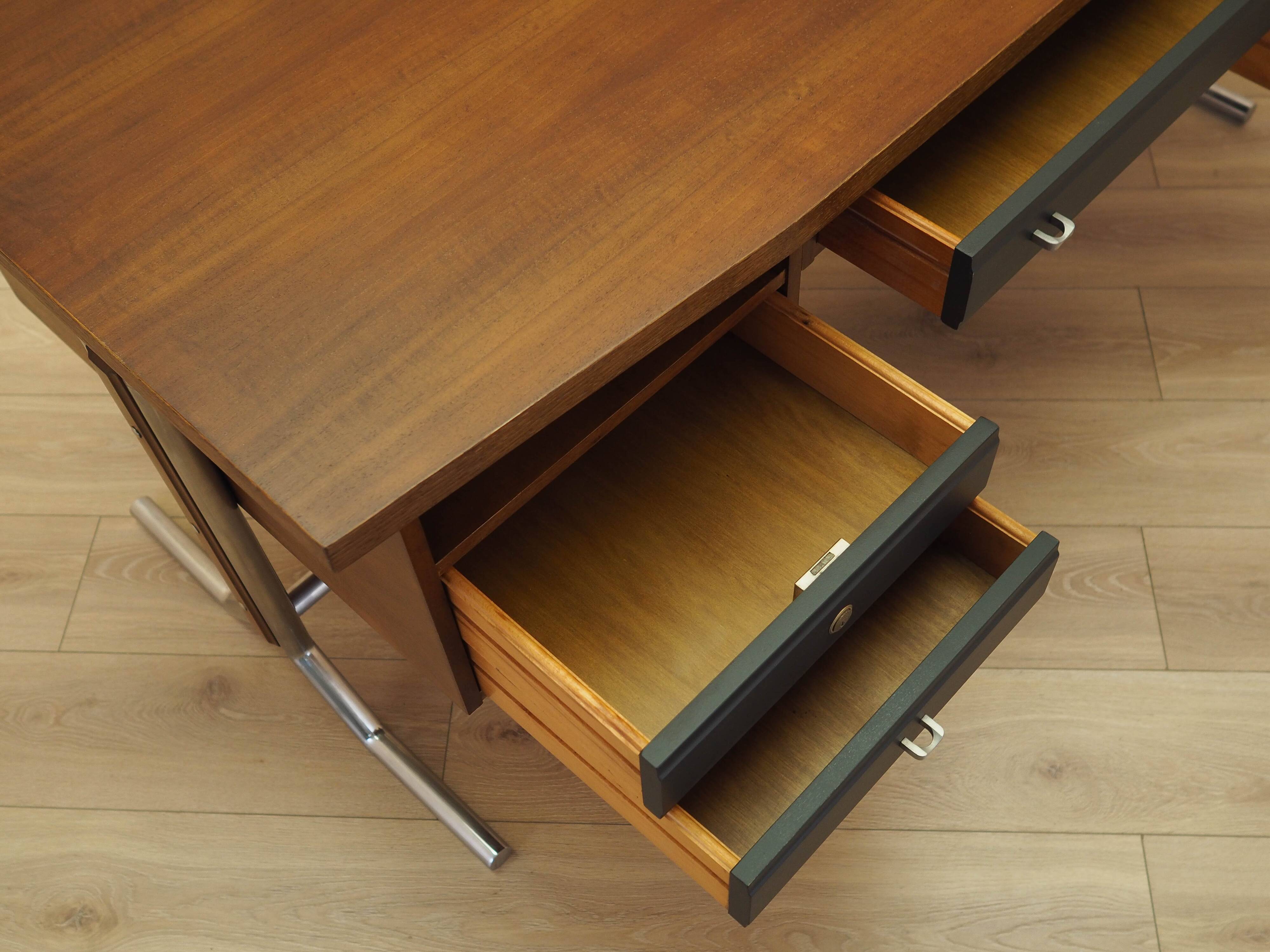Bureau en noyer, Italie années 1970