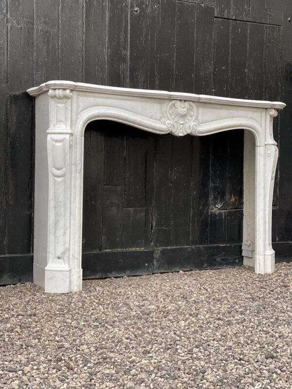 Cheminée de style Louis XV en marbre de Carrare