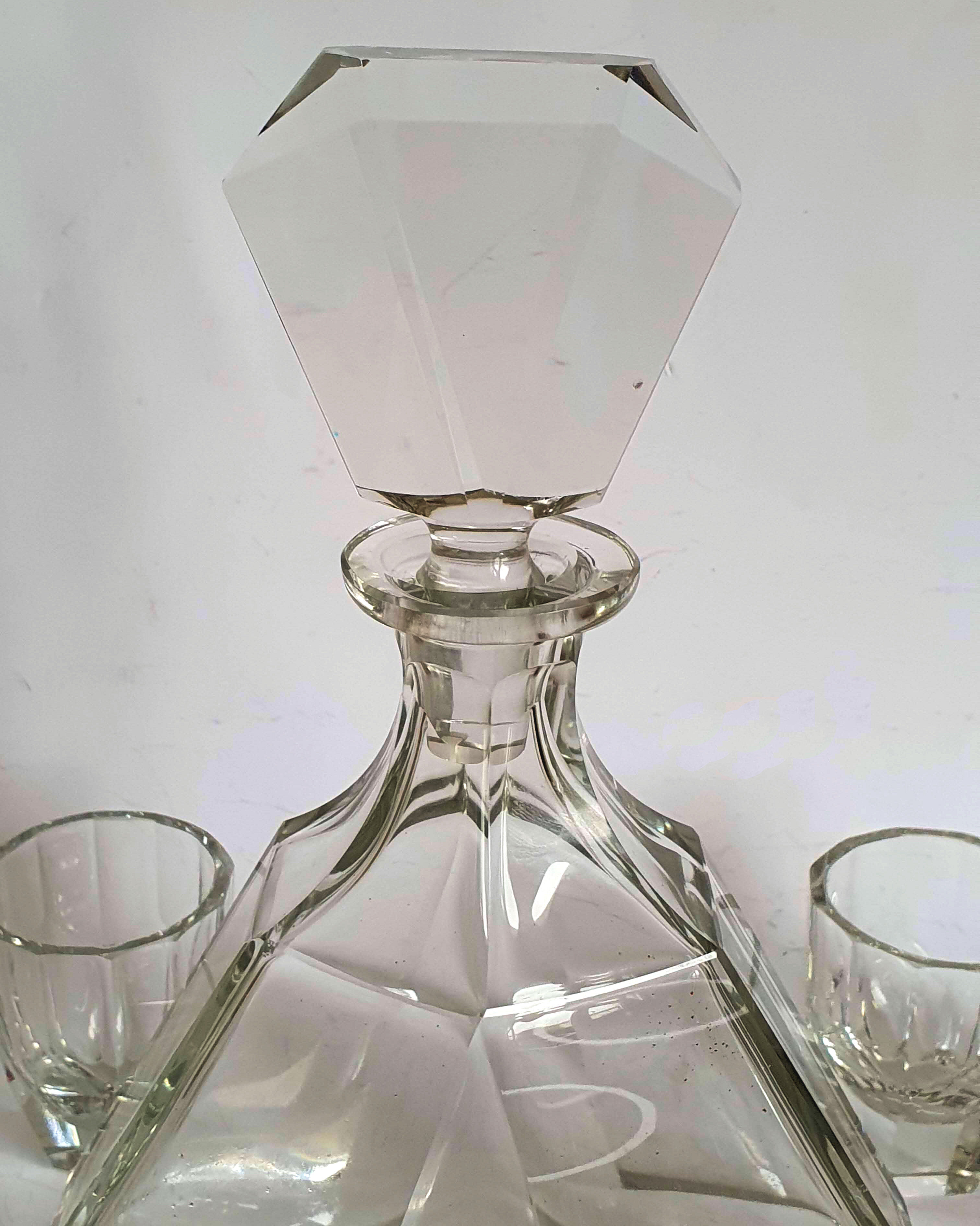 Crystal whisky decanter and 8 glasses
