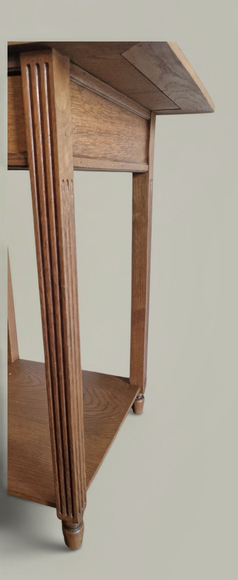 Table d’appoint chêne – Lignes architecturales, esprit moderniste 1940