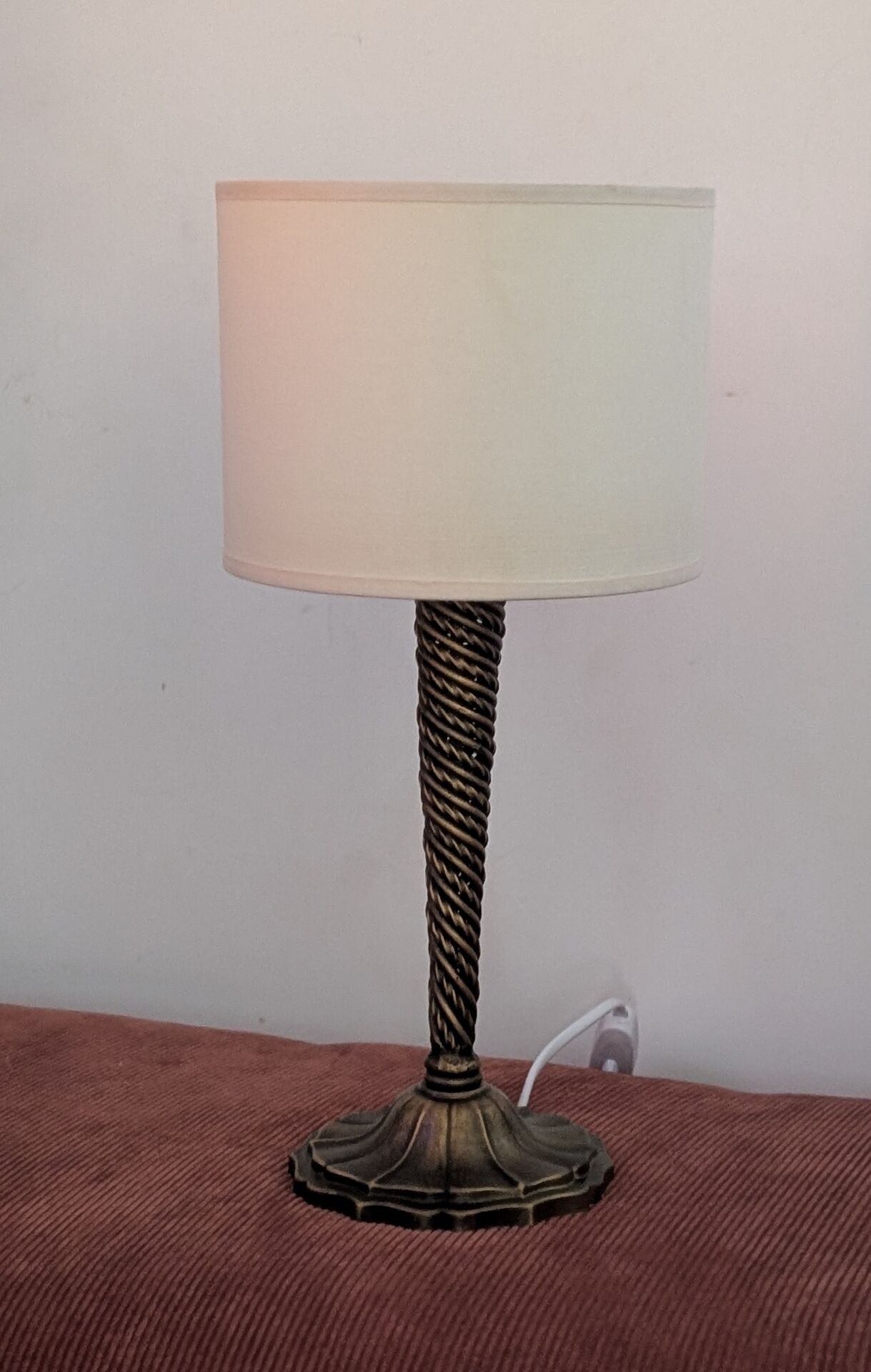 Lampe en laiton torsadé