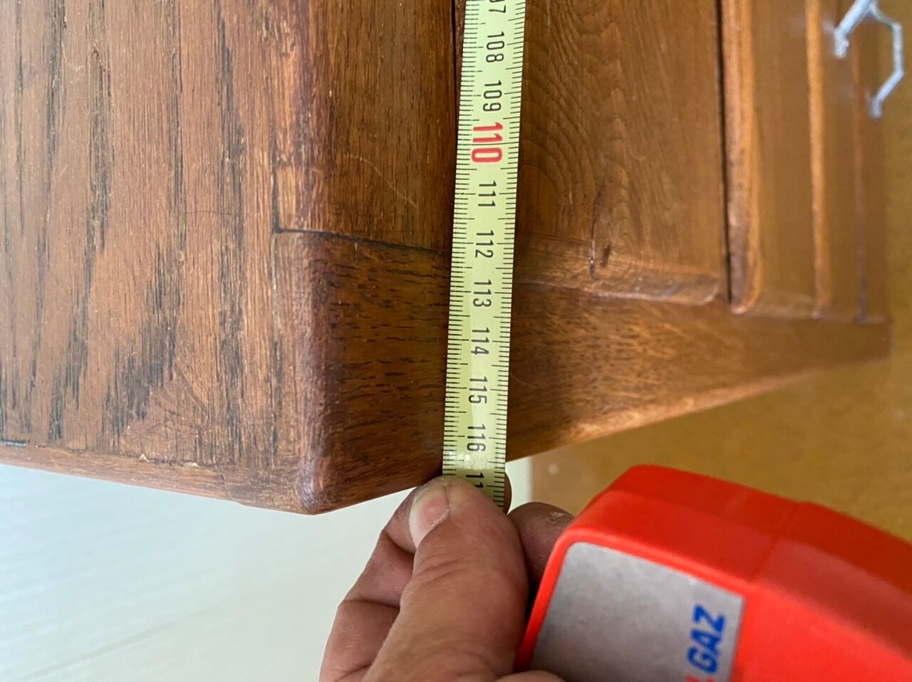 Asymmetrical cabinet