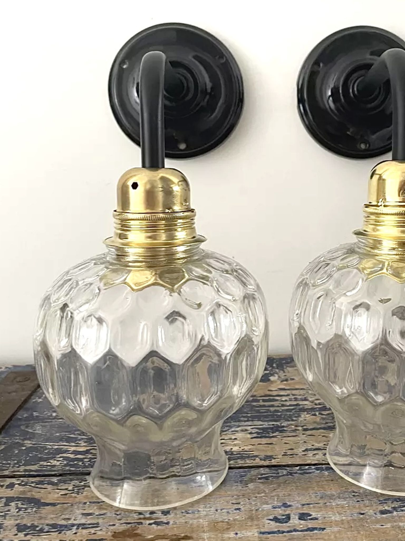 Lot de deux appliques vintage en verre ciselé électrifiées à neuf
