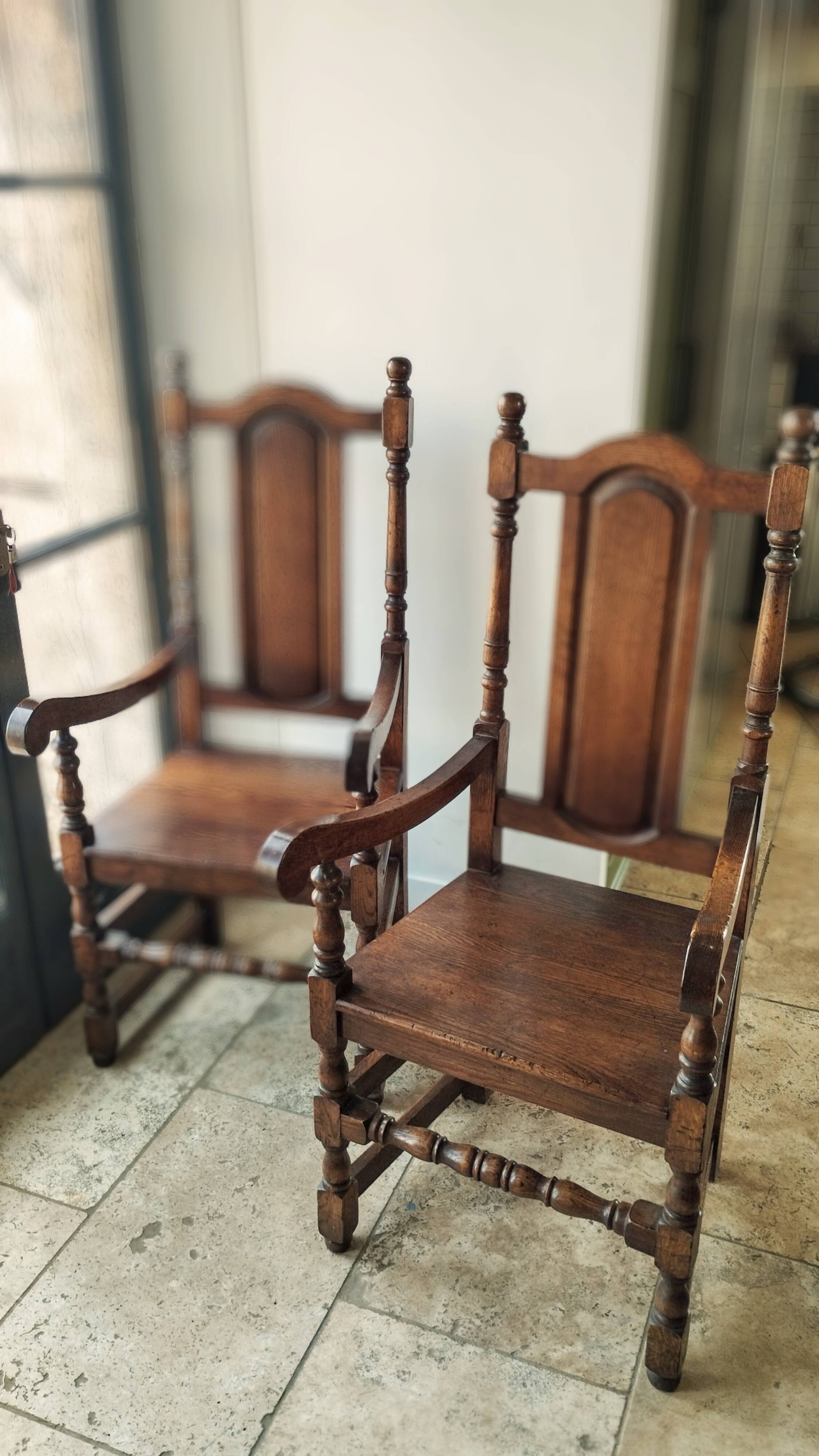 Paire de fauteuils en chêne massif patiné