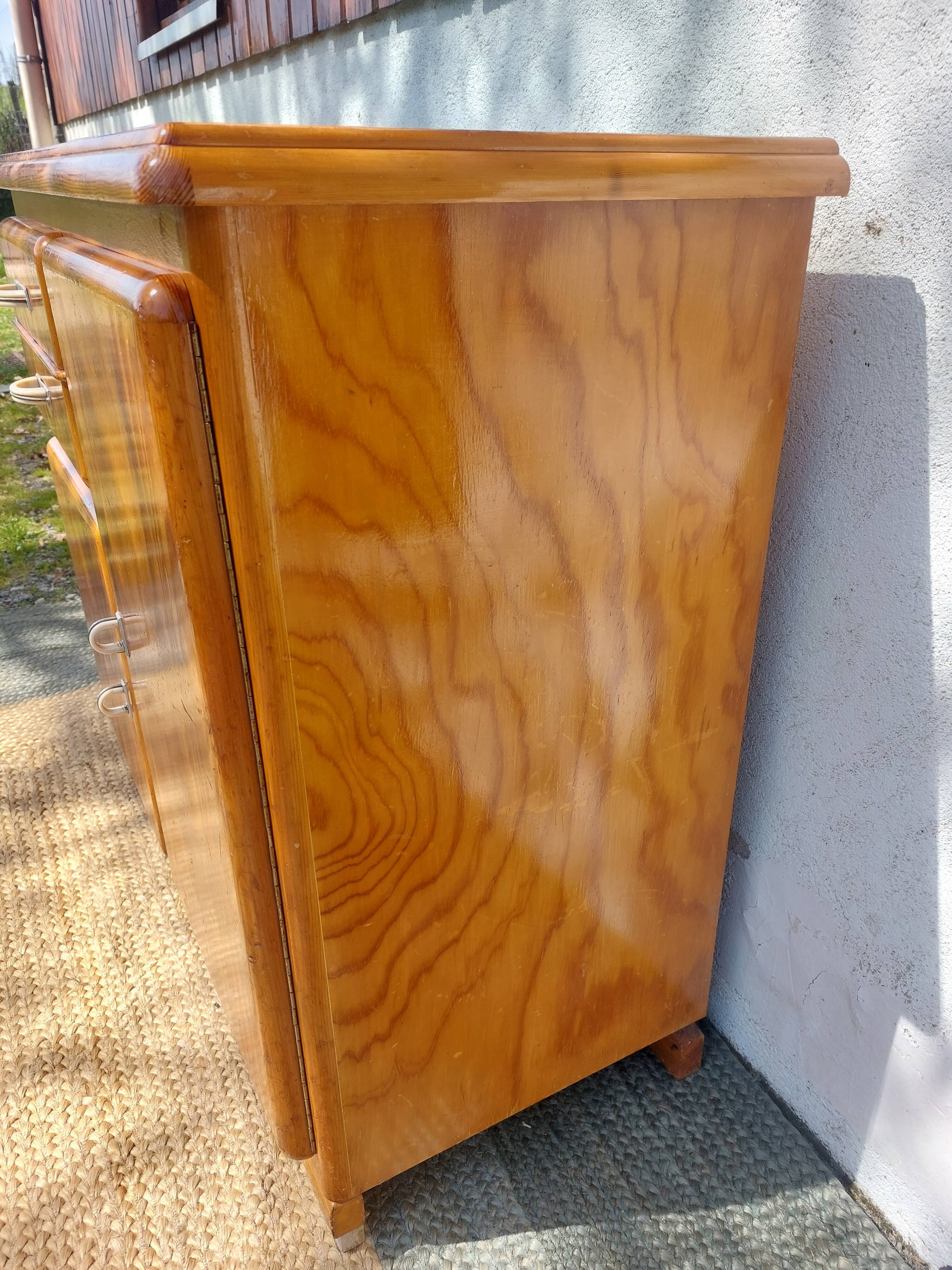 buffet Mado, portes asymétriques