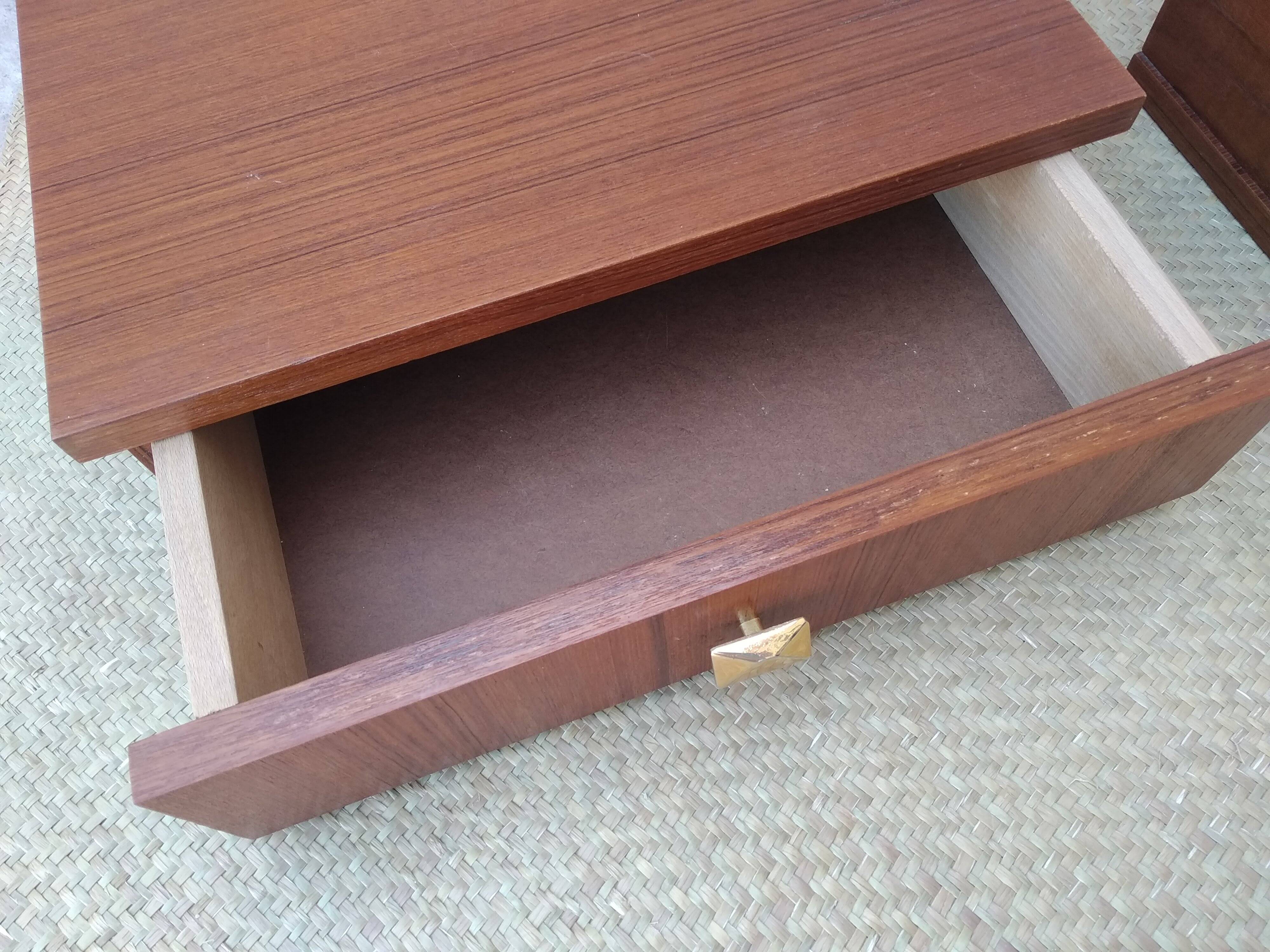 Paire de tables de chevet suspendues en teck