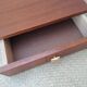 Paire de tables de chevet suspendues en teck