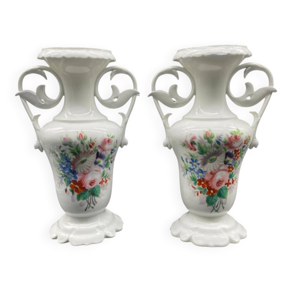 Paire de grands vases d’église XIXe en porcelaine de Paris blanche peinte