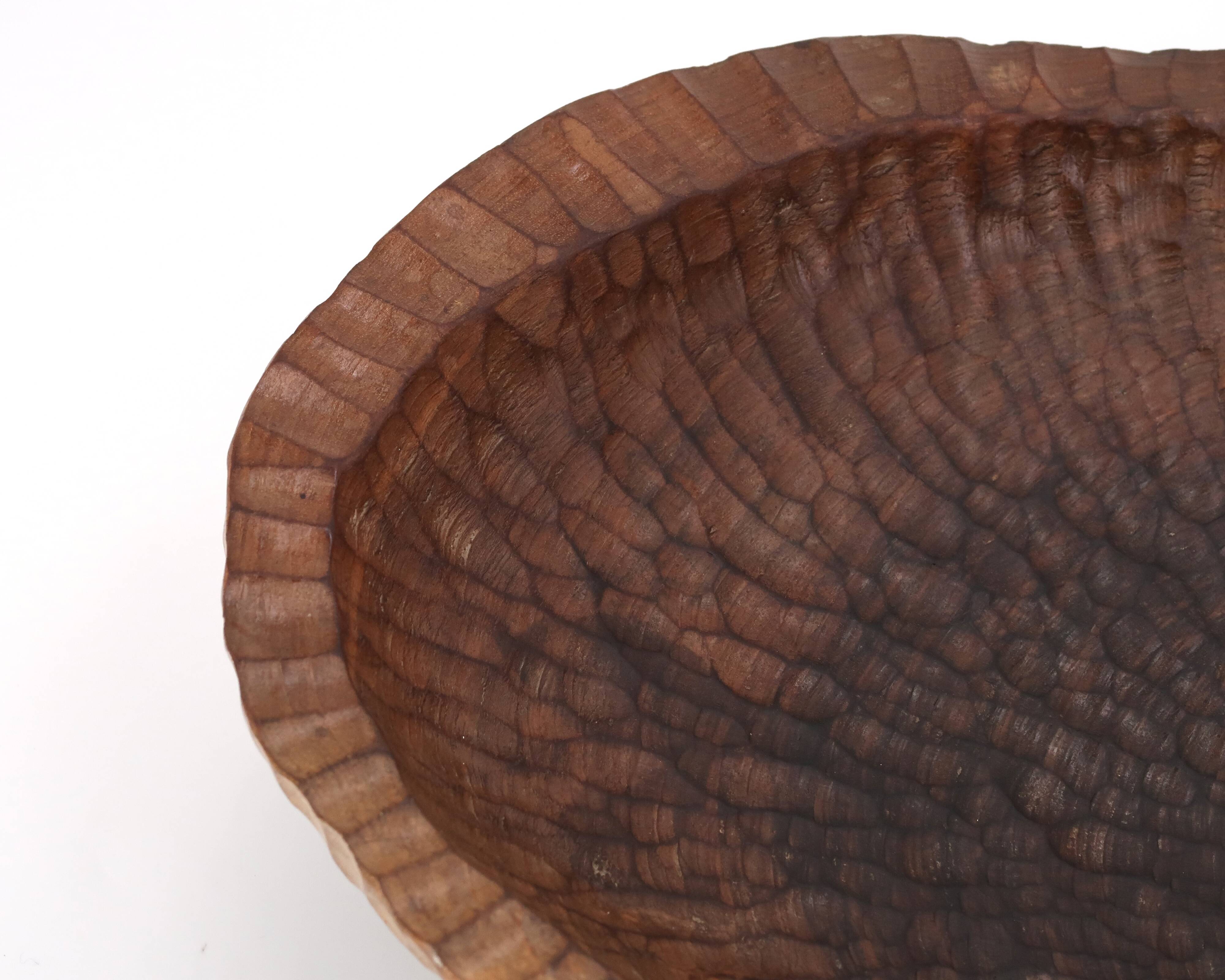 Centre de table en bois taillé à la gouge signé 1974