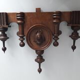 Fronton ancien en bois sculpté et tourné