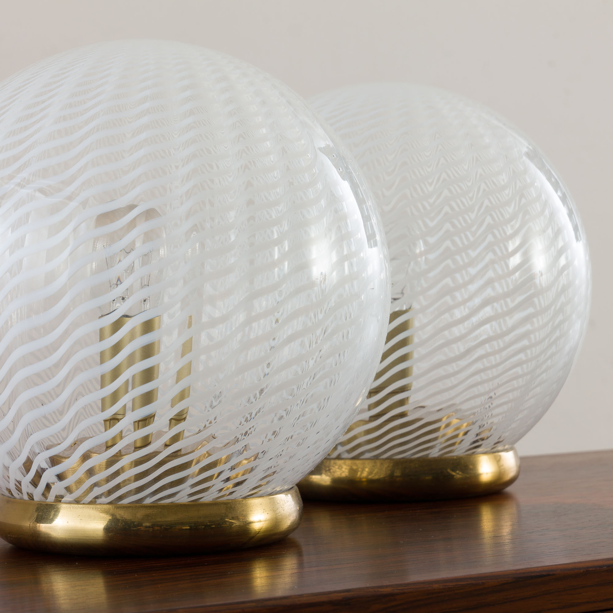 21112K Pair of Tessuto Vetri Venini table lamps with Murano glass swirl bowl shades, 1970s