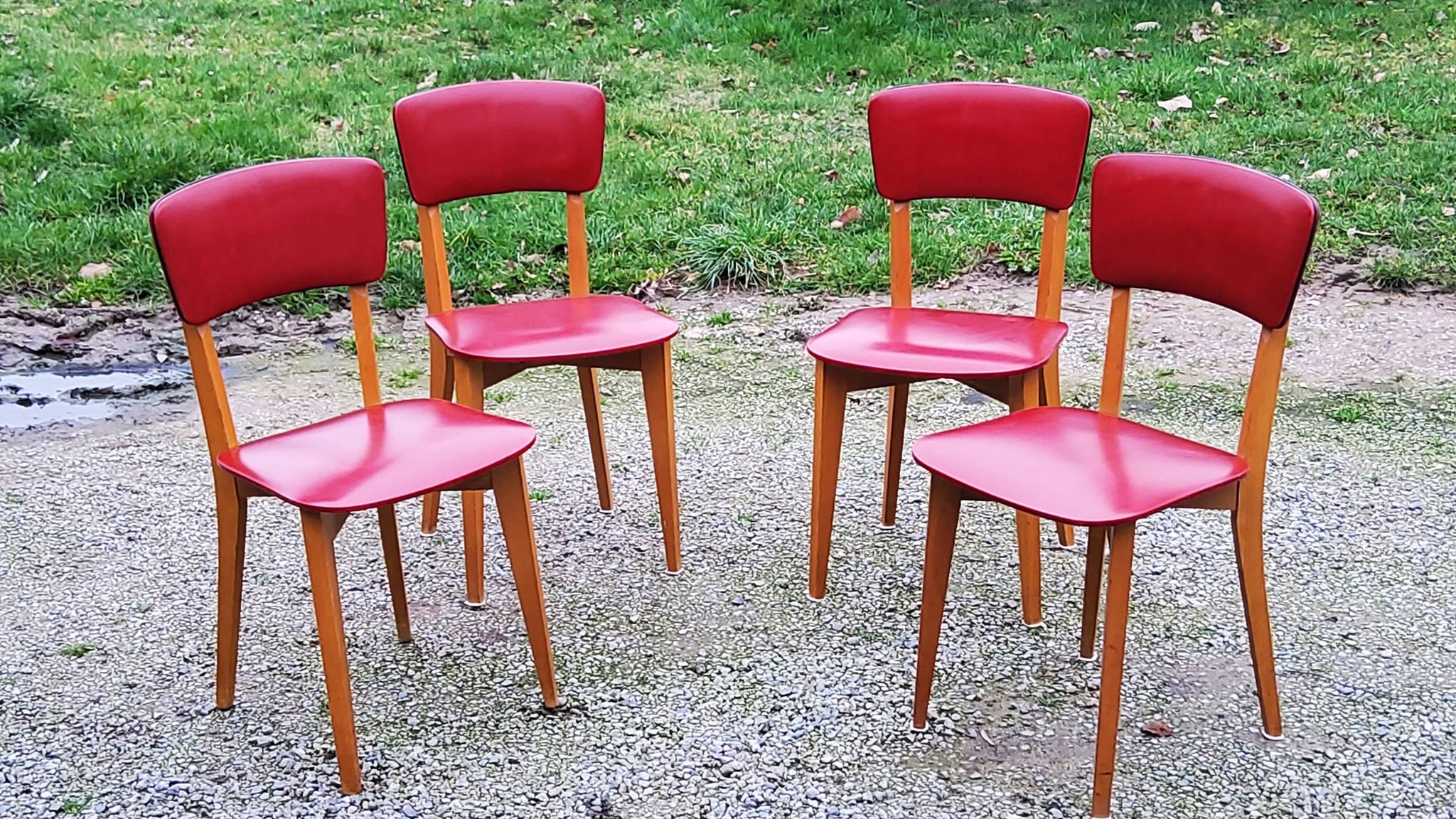 Set of 4 vintage chairs from the 50s in blond beech and red leatherette
