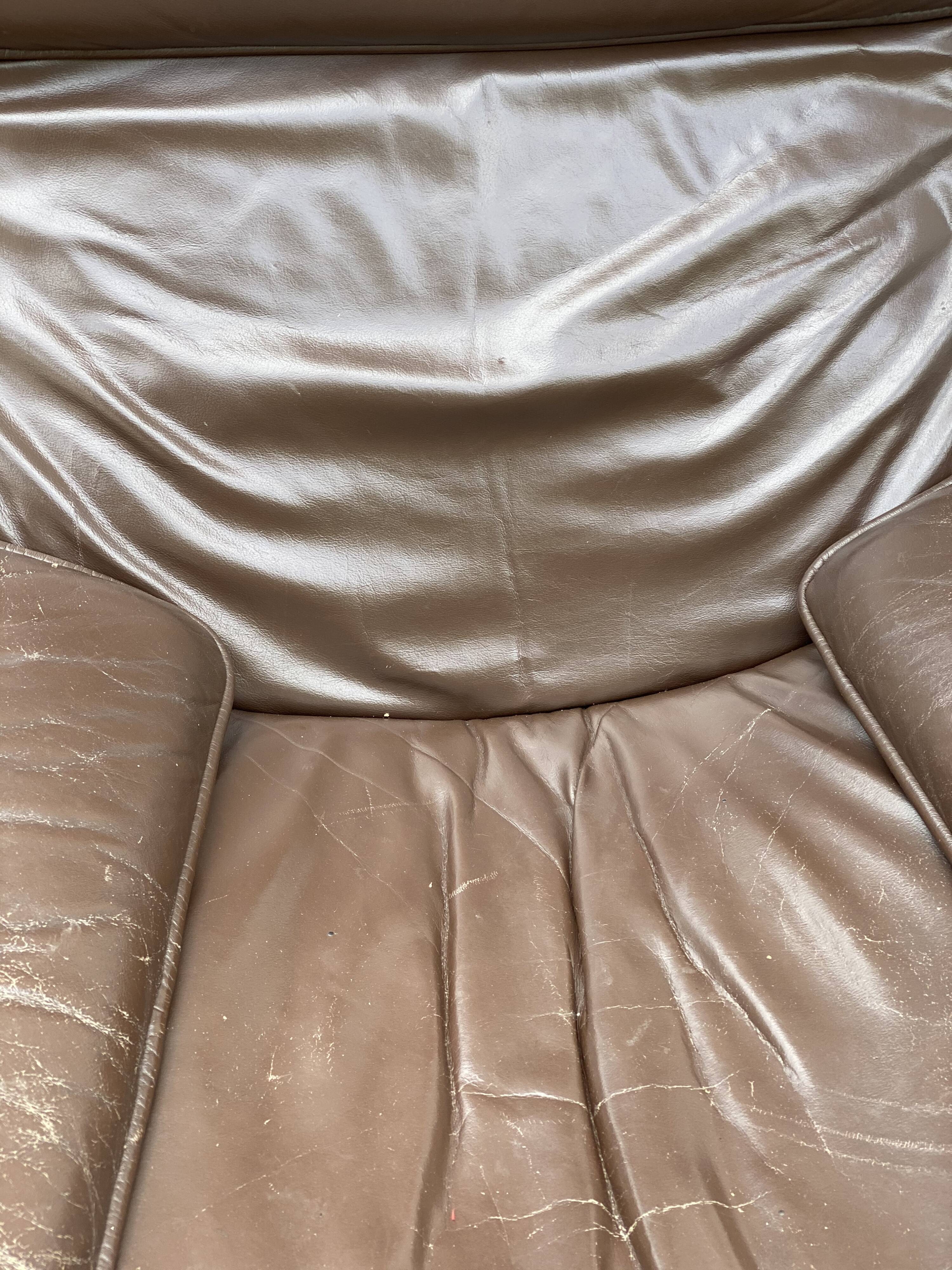Fauteuil pivotant en cuir brun des années 1970