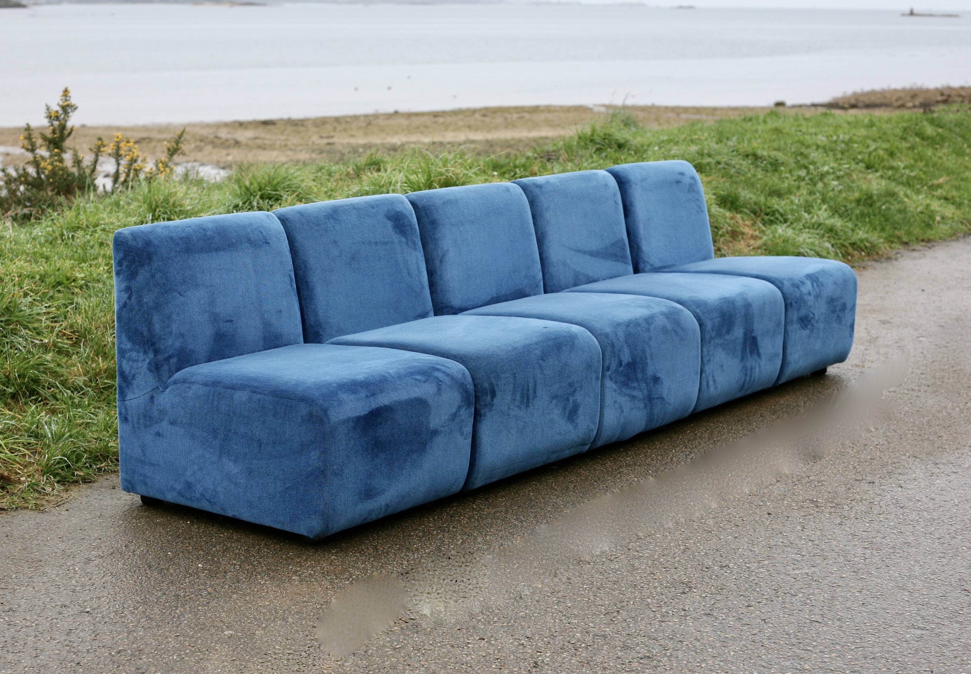 Canapé modulable composé de 5 chauffeuses en velours bleu, circa 1980