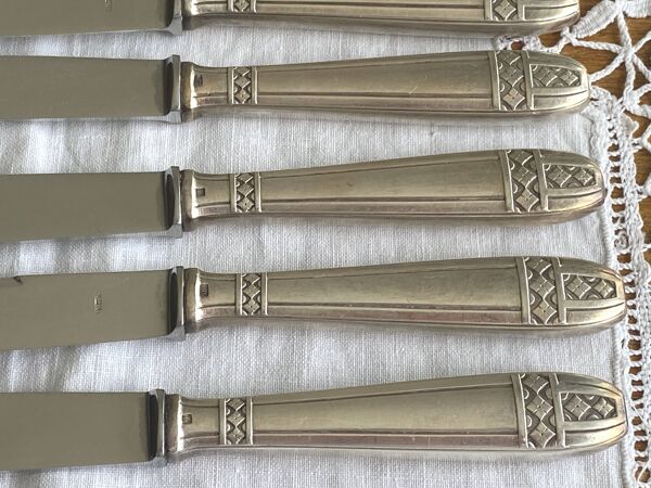 8 couteaux à entremet , fromage métal argenté modèle Grand prix de Monaco