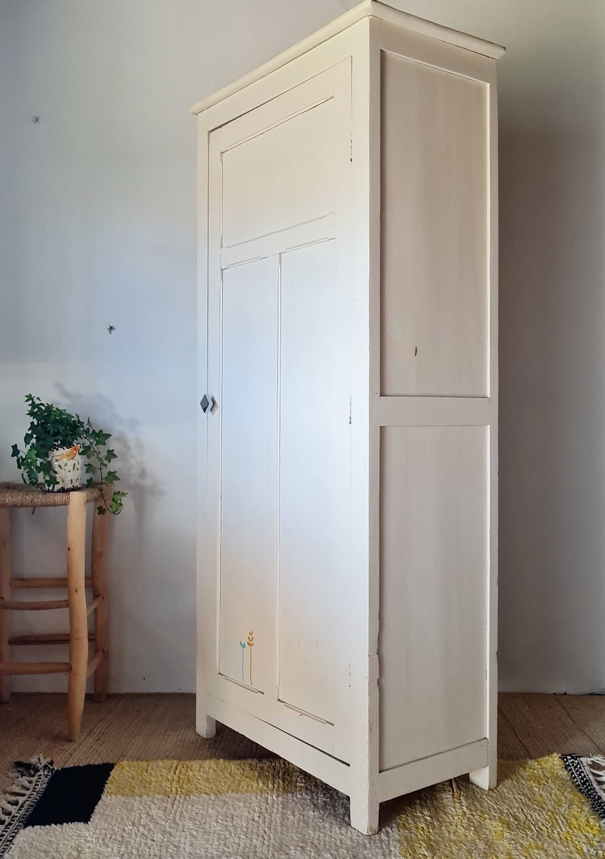 Antique Parisian bonnetière - Cream white - Panelled