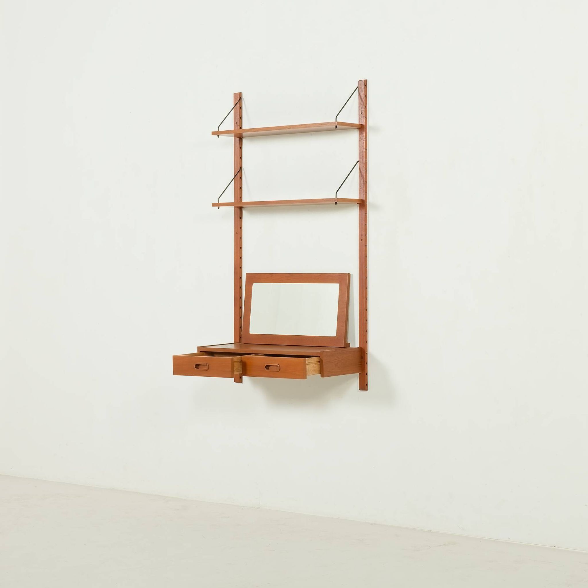 Un ensemble mural scandinave des années 70 avec un console et un miroir, Danemark.