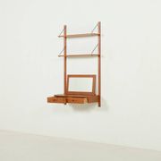 Un ensemble mural scandinave des années 70 avec un console et un miroir, Danemark.