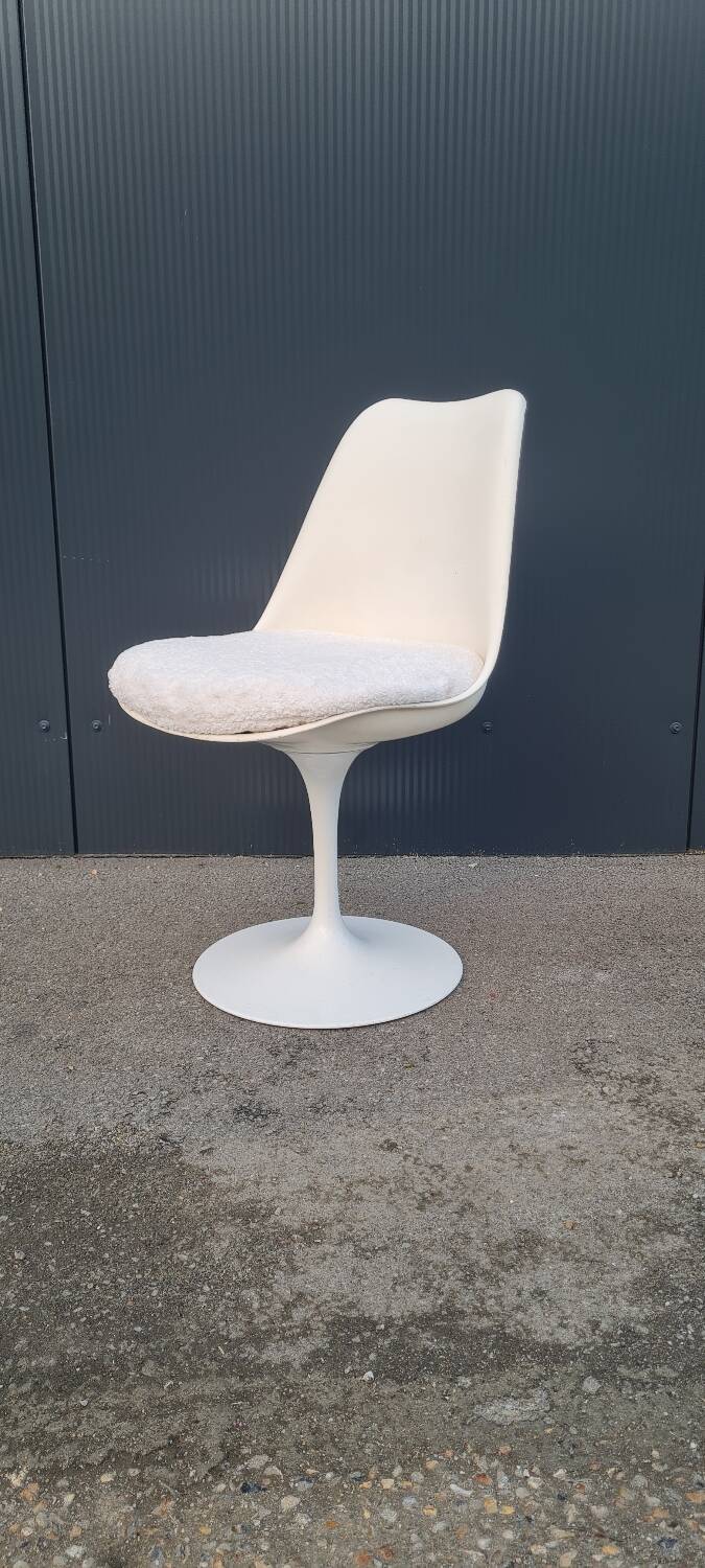 Tulip chair by Eero Saarinen, for Knoll