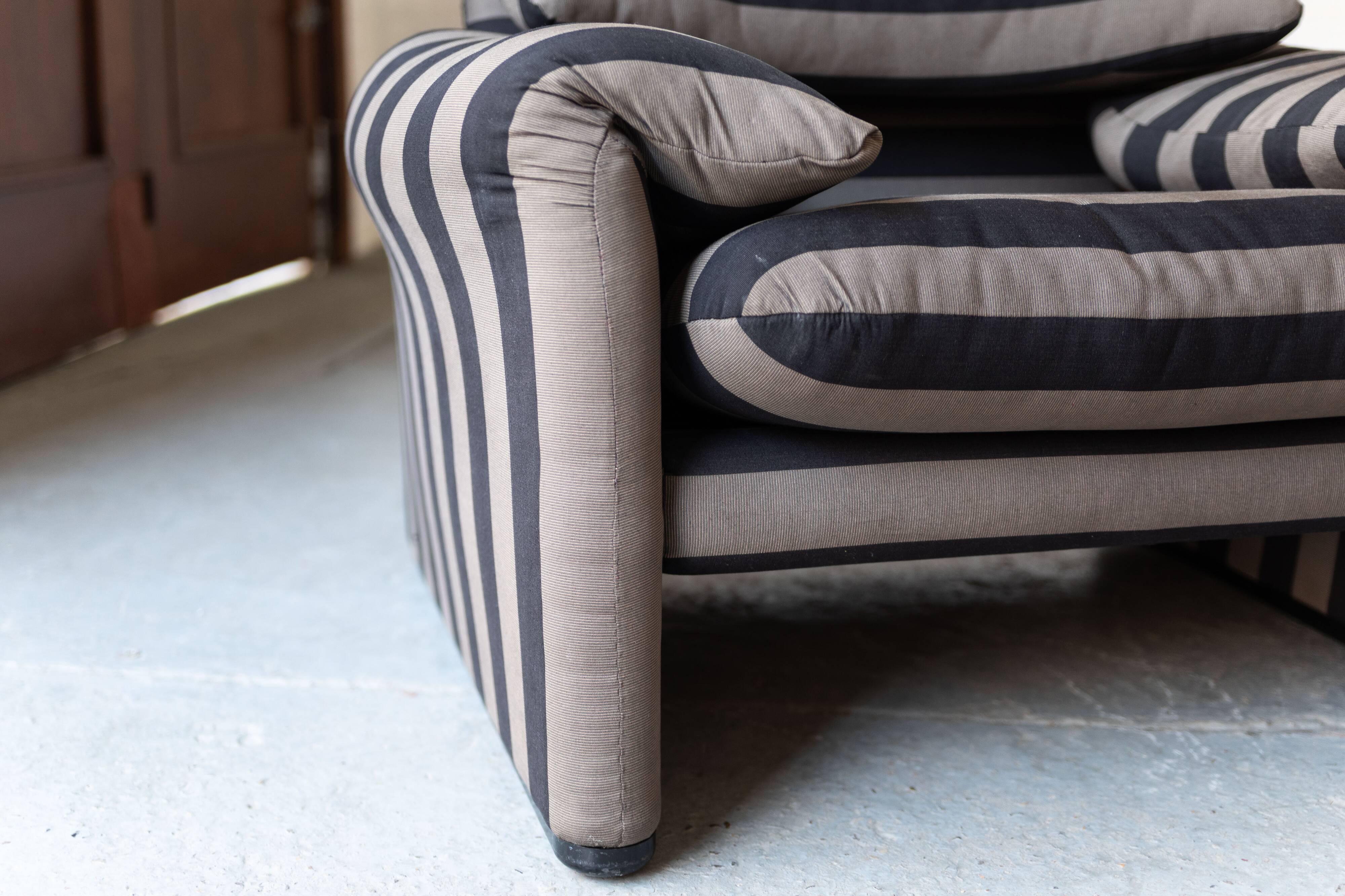 Set of 2 easy chairs 'Maralunga' by Vico Magistretti