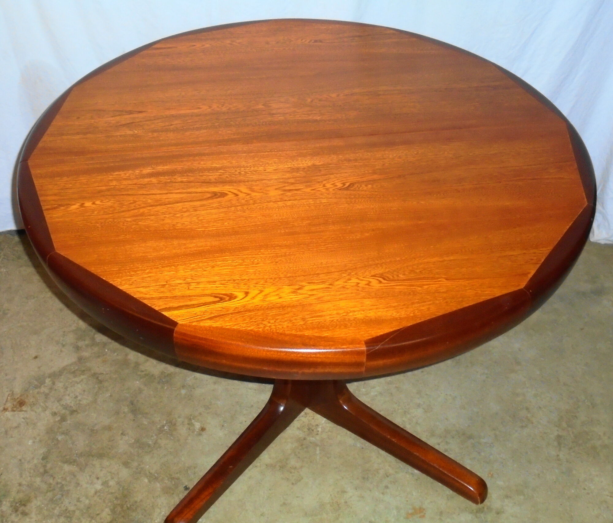 Round dining table with 2 70s extensions