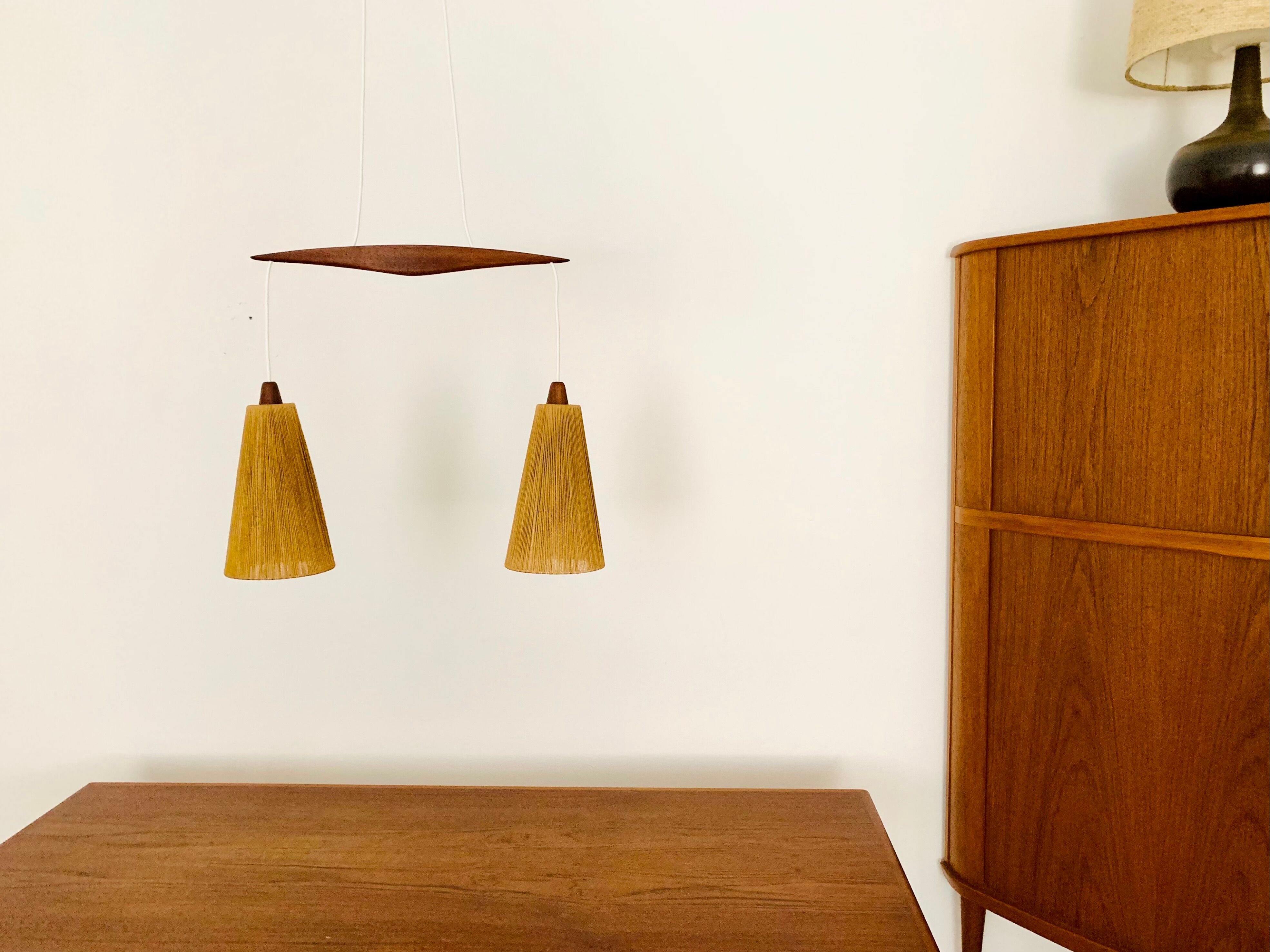 Suspension en teck et sisal par Temde