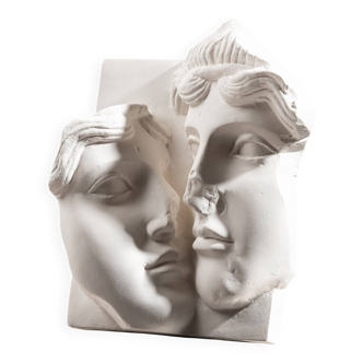 Sculpture the kiss