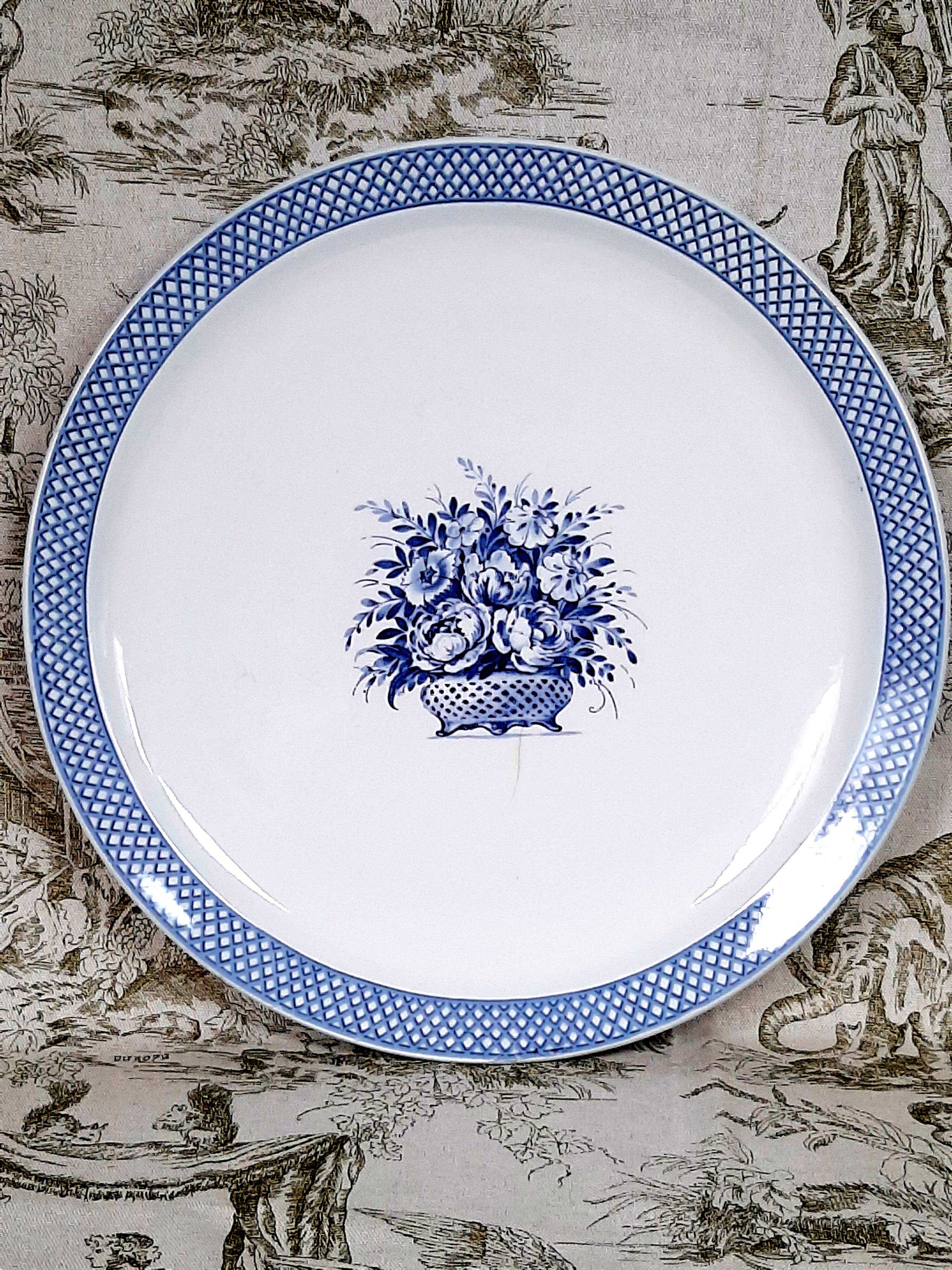 Antique serving dish in Sarreguemines earthenware with old Delft blue decoration.