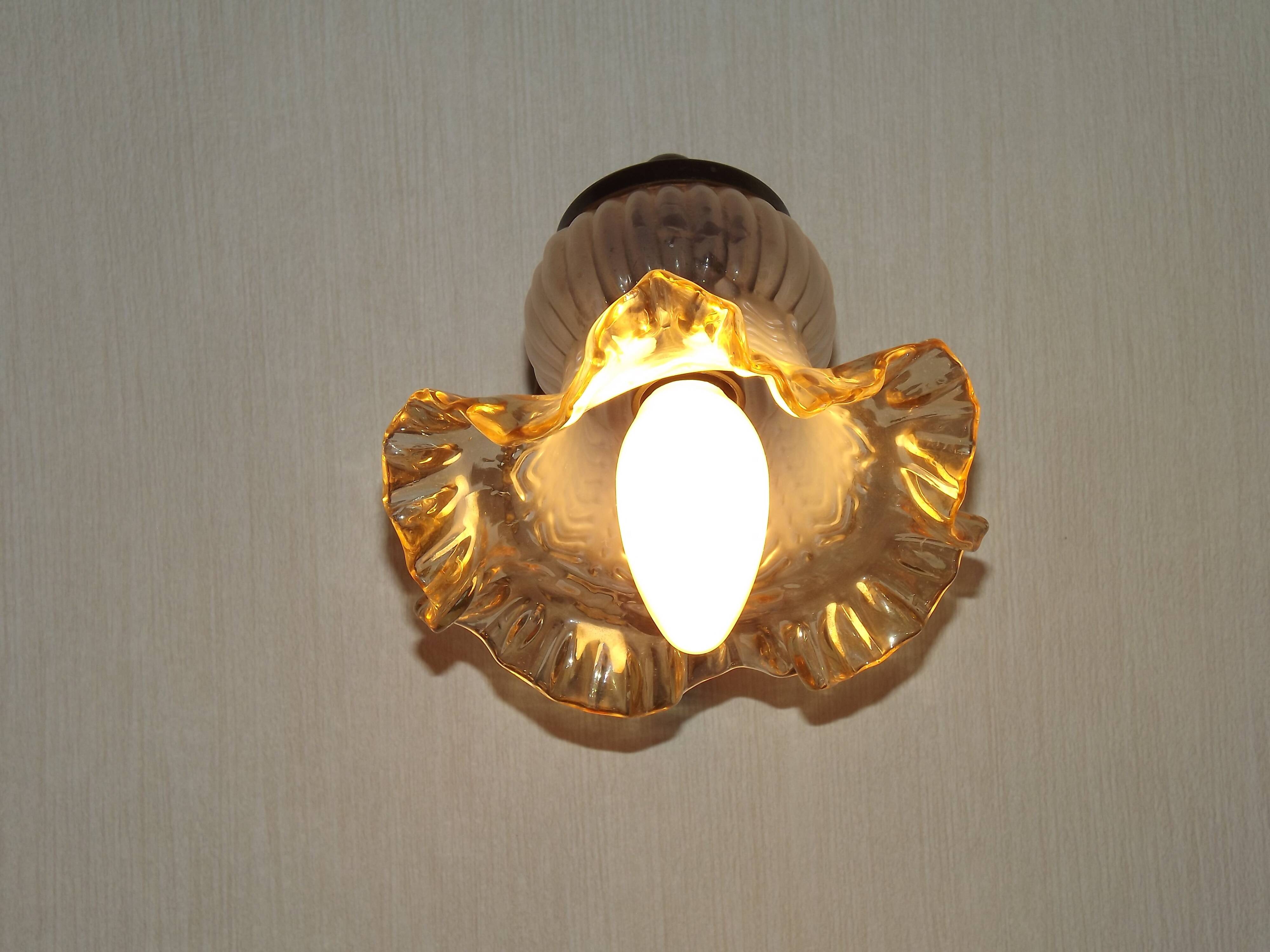 French vintage wall lamp in brass with a glass shade featuring frills and patterns 5524.