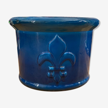 Blue pot cover with fleur-de-lis